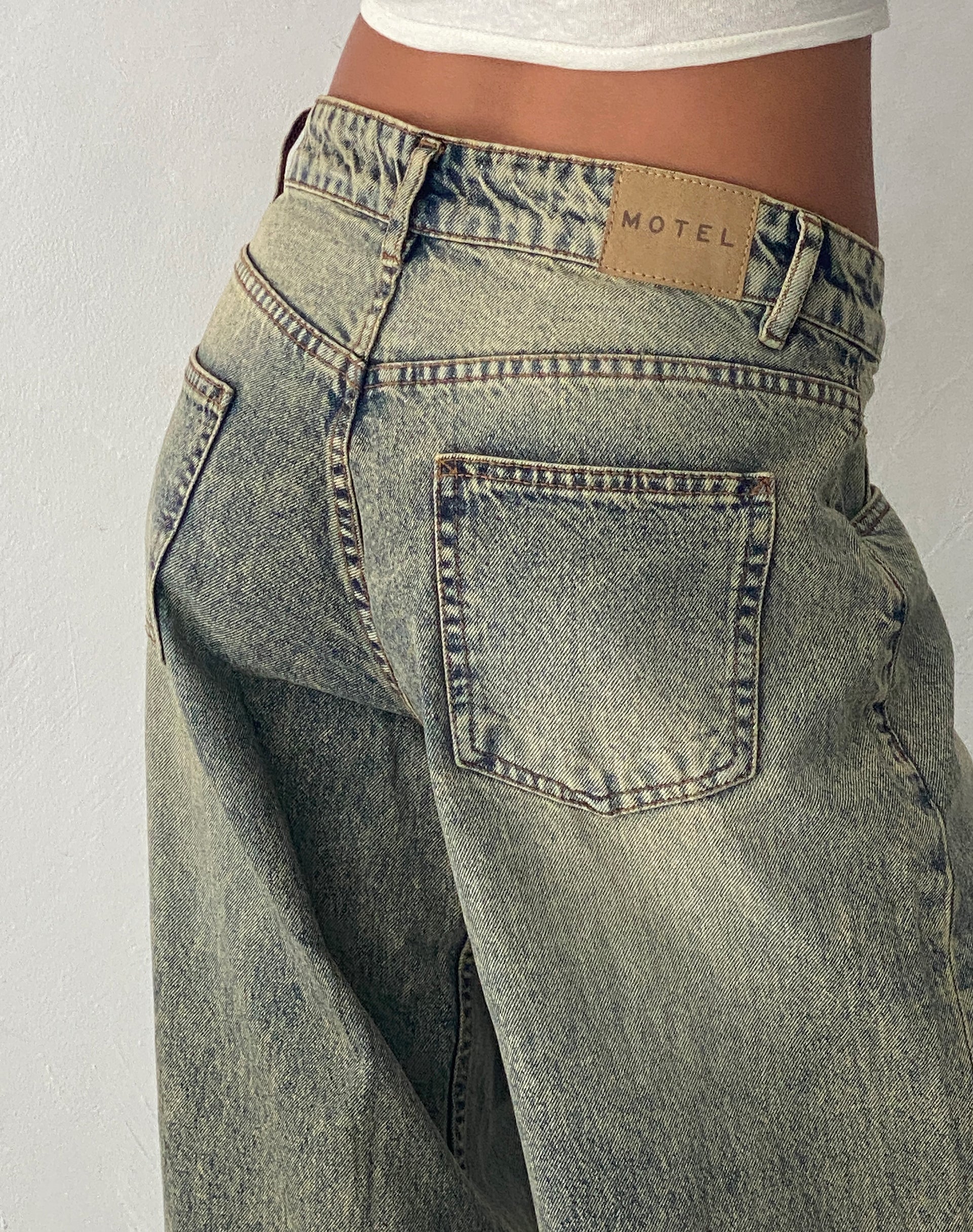 Bild von Roomy Extra Wide Low Rise Jeans in Sand Wash Blau