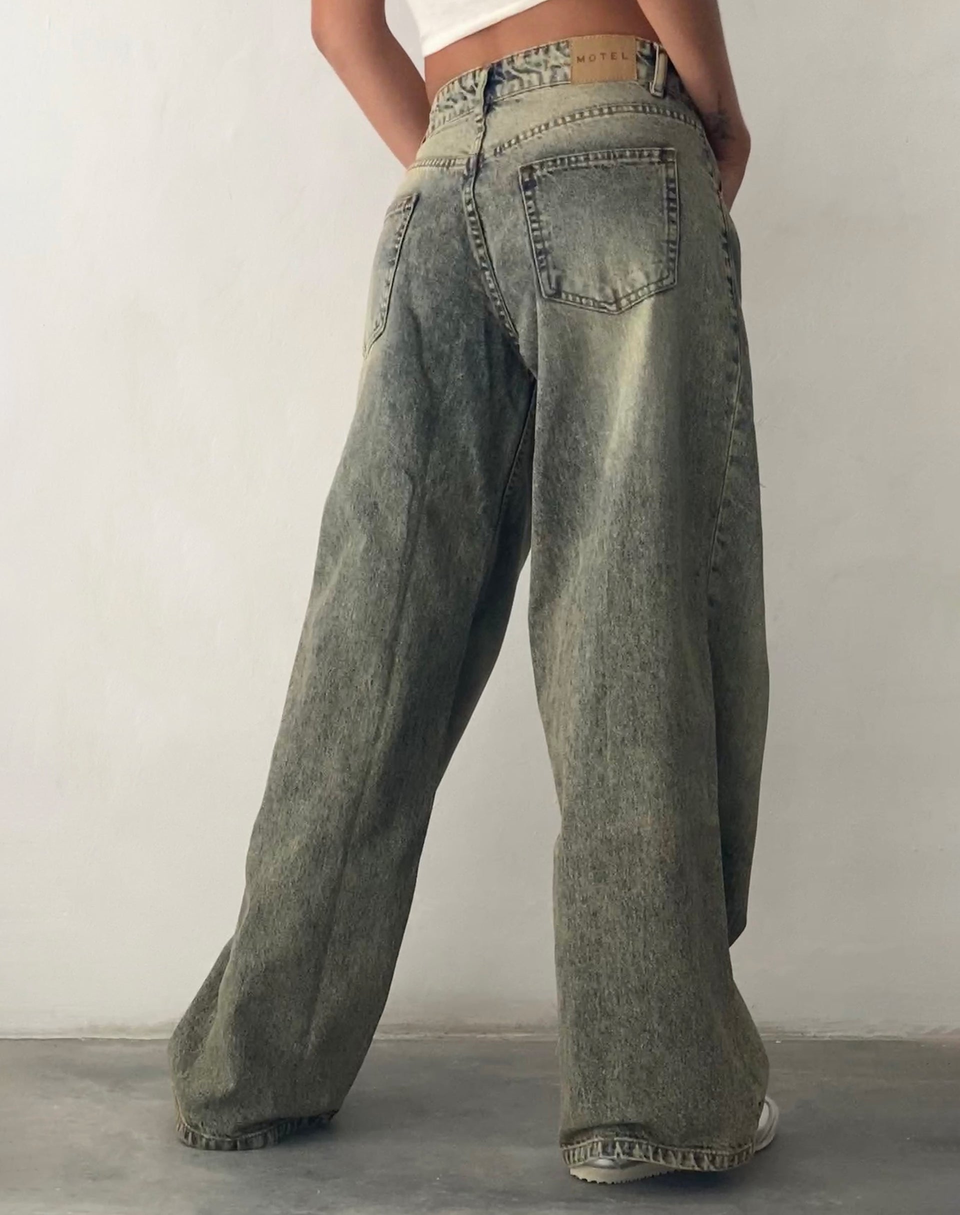 Bild von Roomy Extra Wide Low Rise Jeans in Sand Wash Blau
