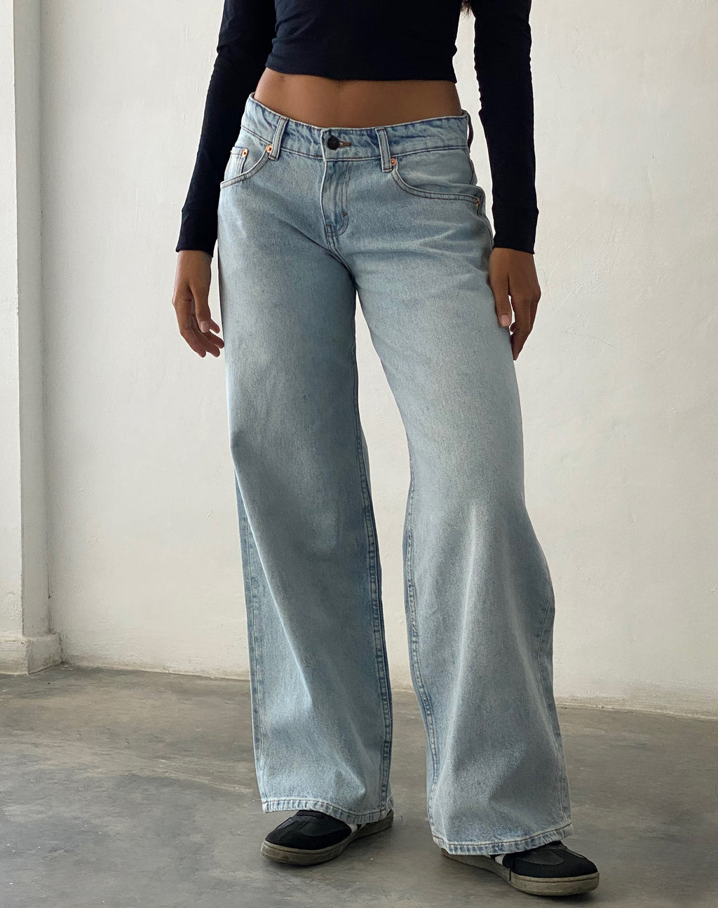 Geräumige extra weite Low Rise Jeans in extrem hellblauer Waschung