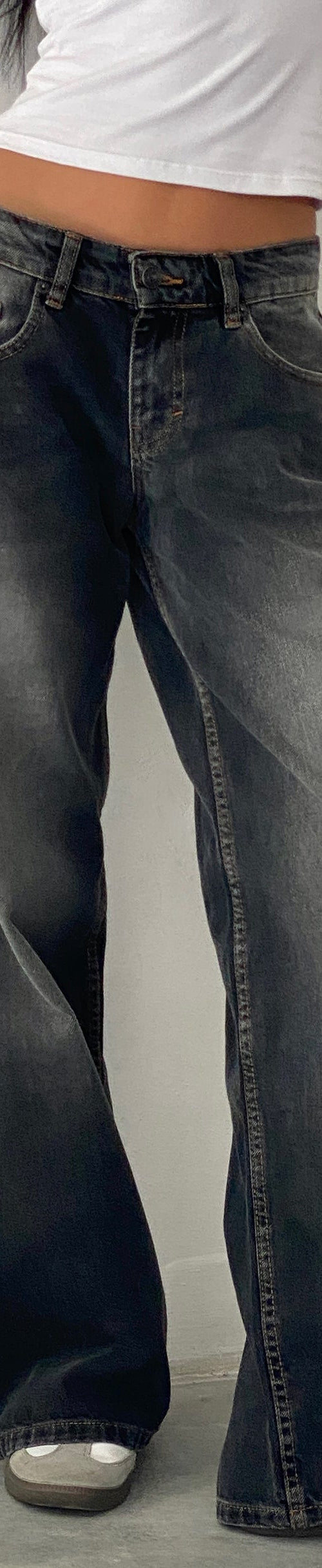 Bild von Roomy Extra Wide Low Rise Jeans in Grau Used Bleach