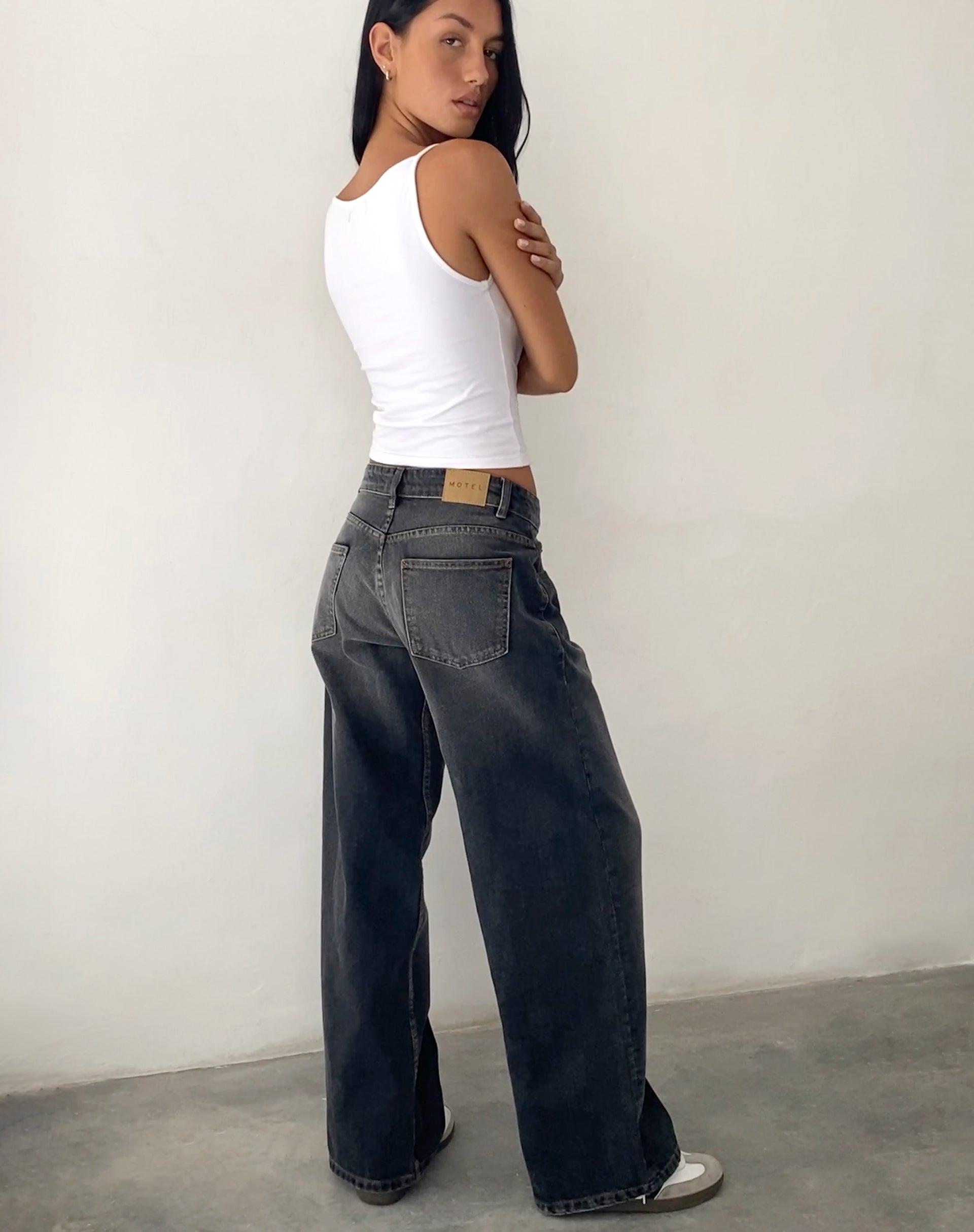 Bild von Roomy Extra Wide Low Rise Jeans in Grau Used Bleach