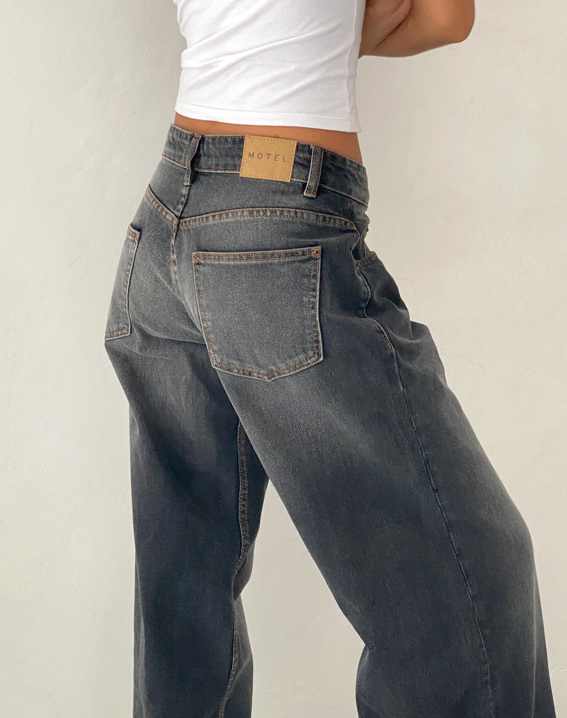 Bild von Roomy Extra Wide Low Rise Jeans in Grau Used Bleach