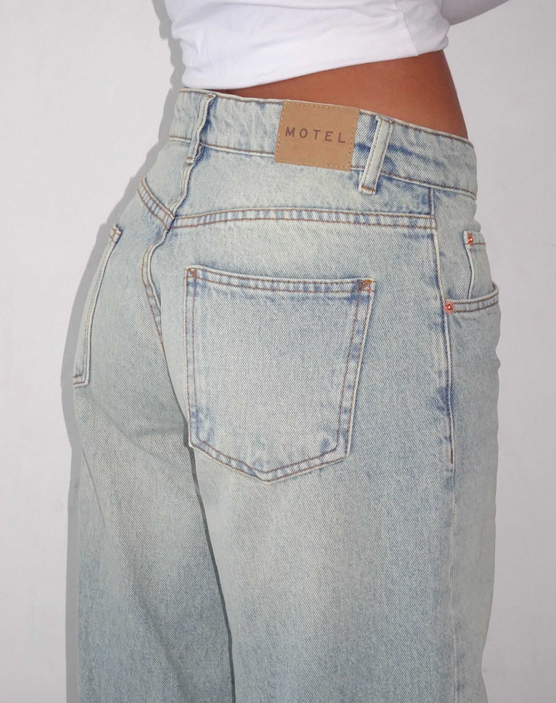Bild von Roomy Extra Wide Low Rise Jeans in Super Bleached Wash