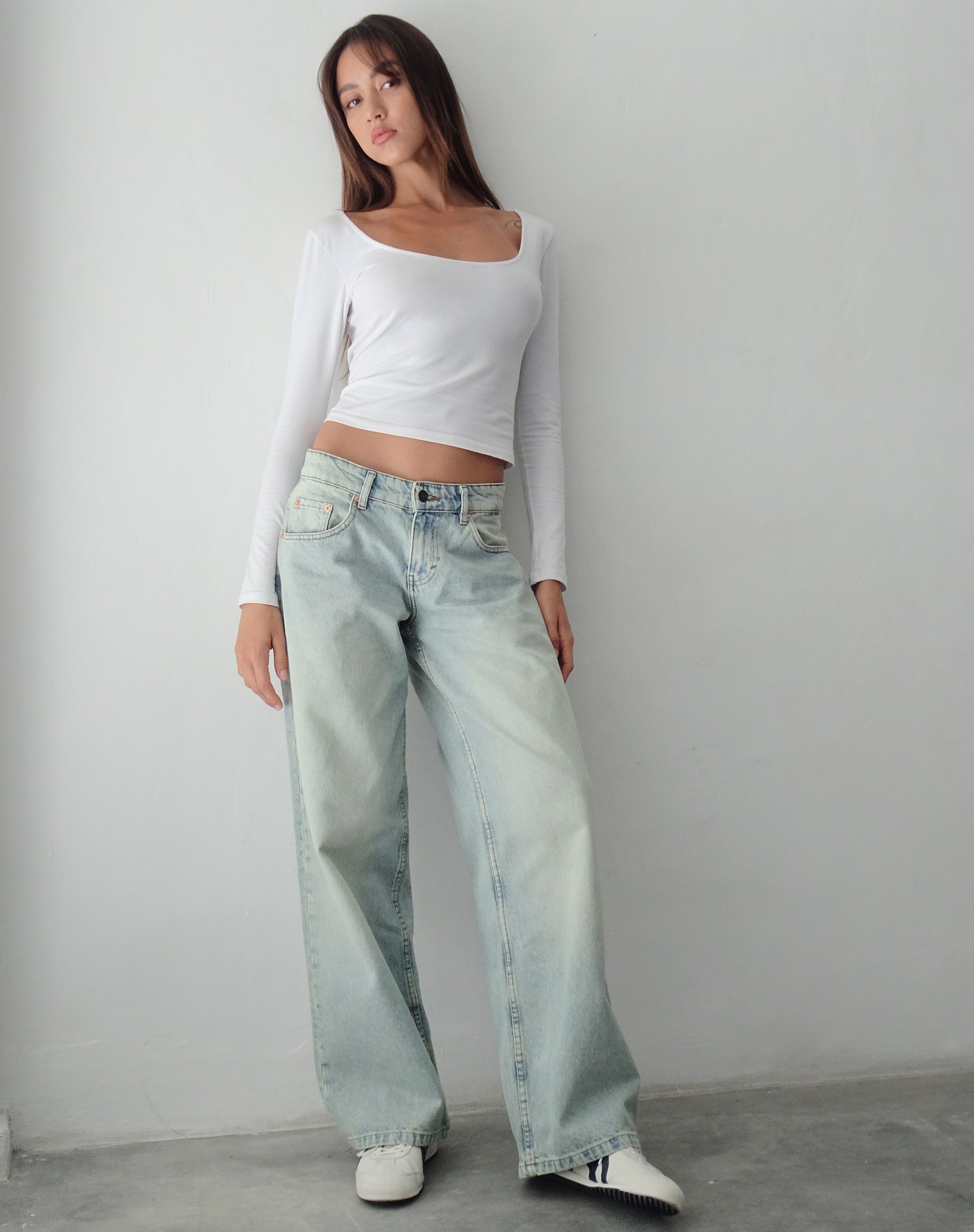 Bild von Roomy Extra Wide Low Rise Jeans in Super Bleached Wash
