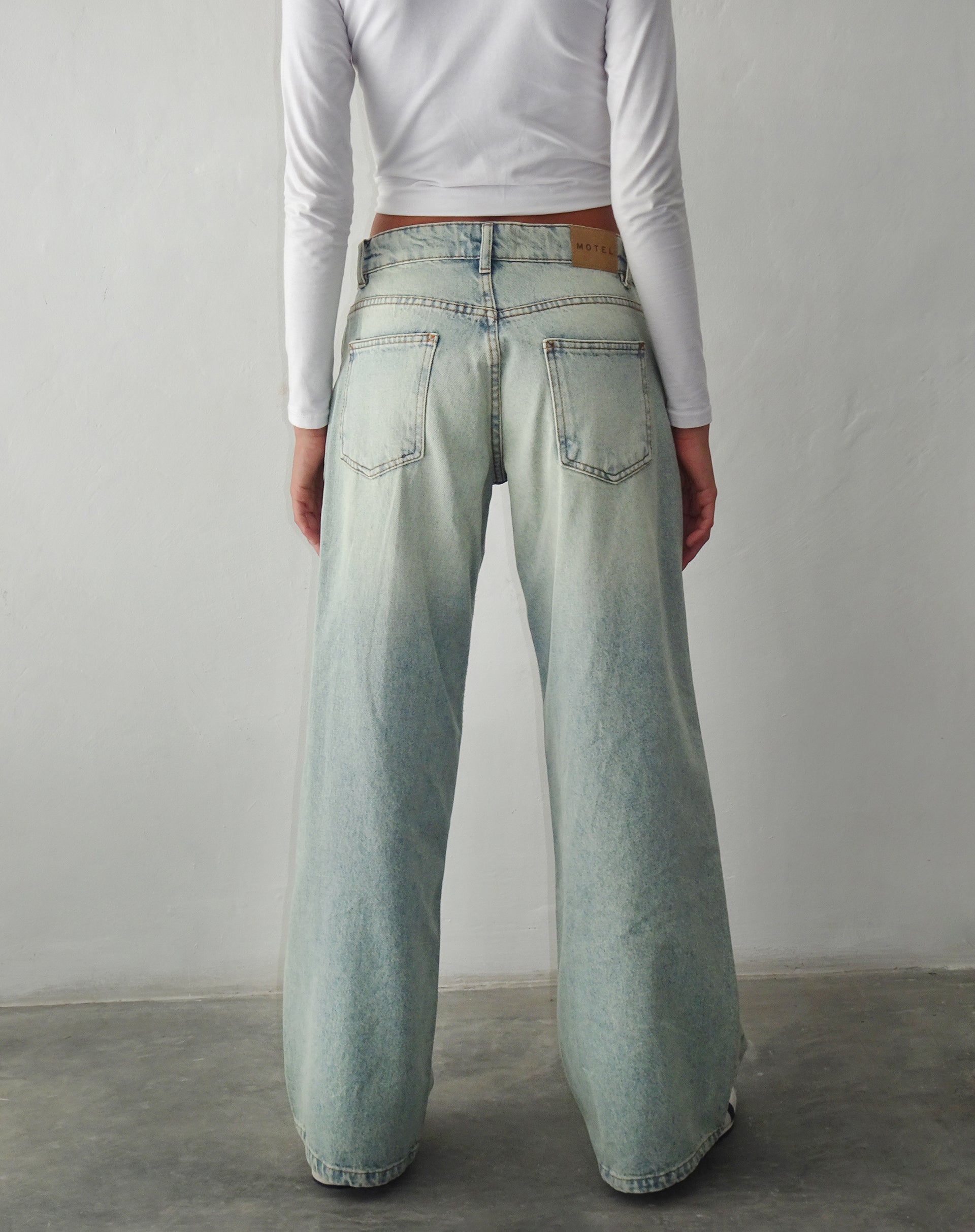 Bild von Roomy Extra Wide Low Rise Jeans in Super Bleached Wash
