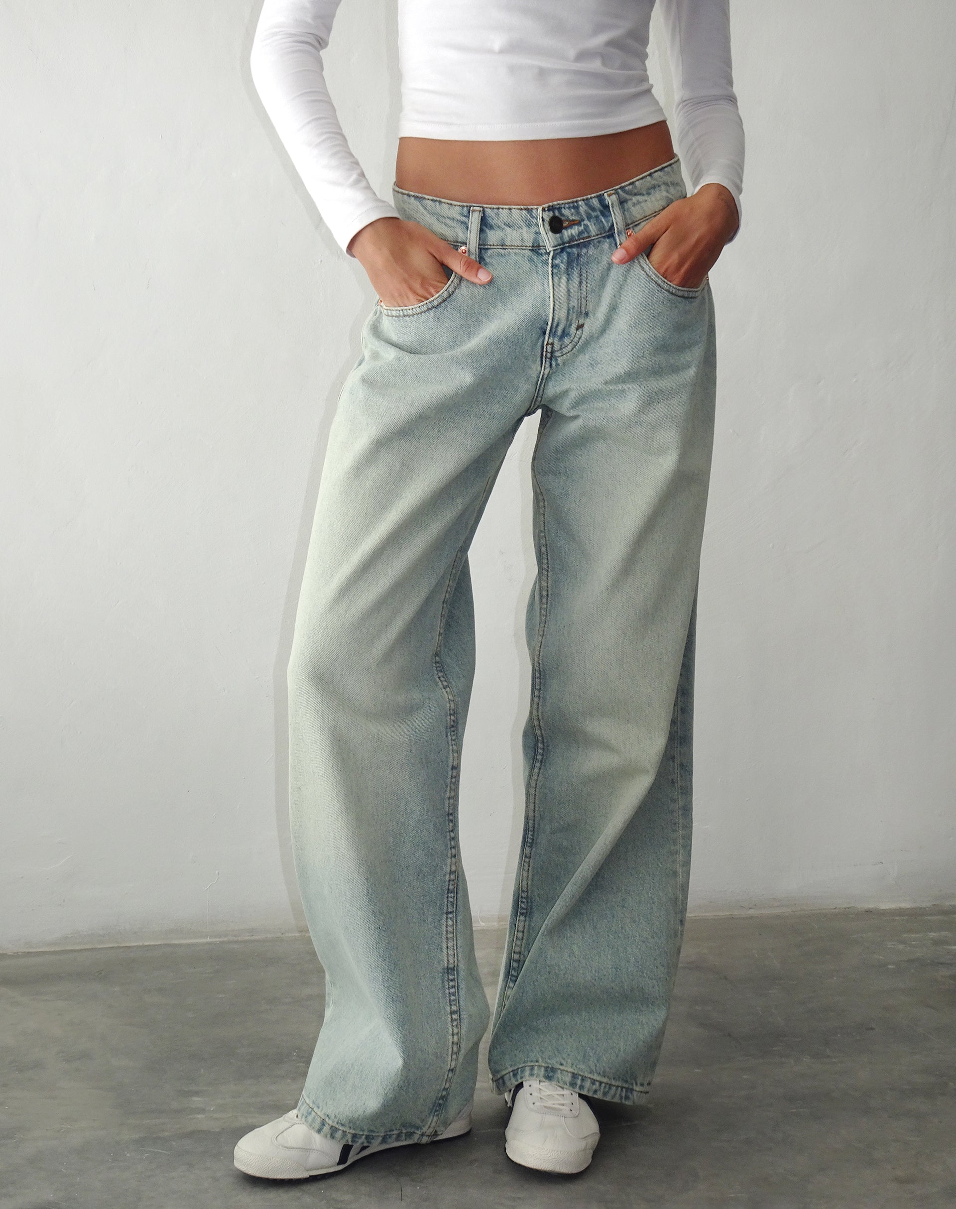 Bild von Roomy Extra Wide Low Rise Jeans in Super Bleached Wash