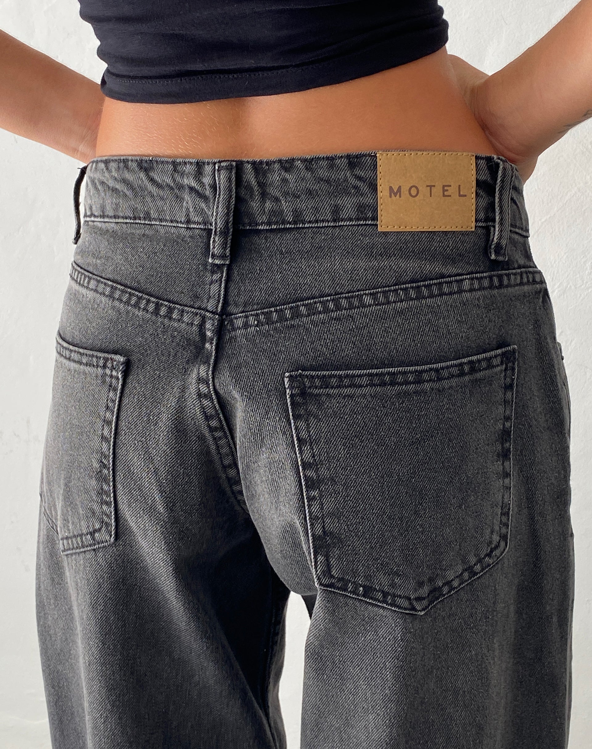 Bild von Roomy Extra Wide Low Rise Jeans in Washed Black Grey