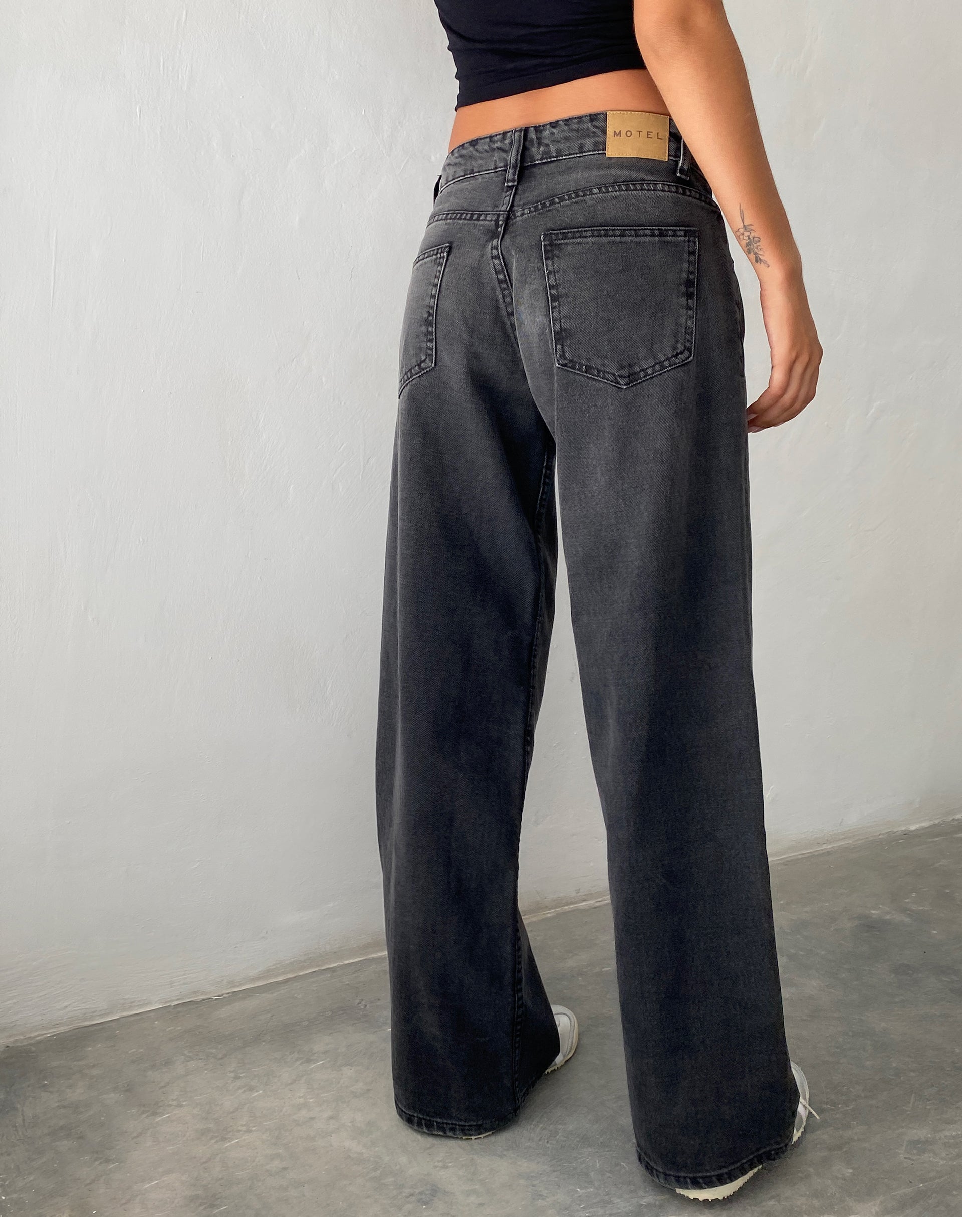 Bild von Roomy Extra Wide Low Rise Jeans in Washed Black Grey