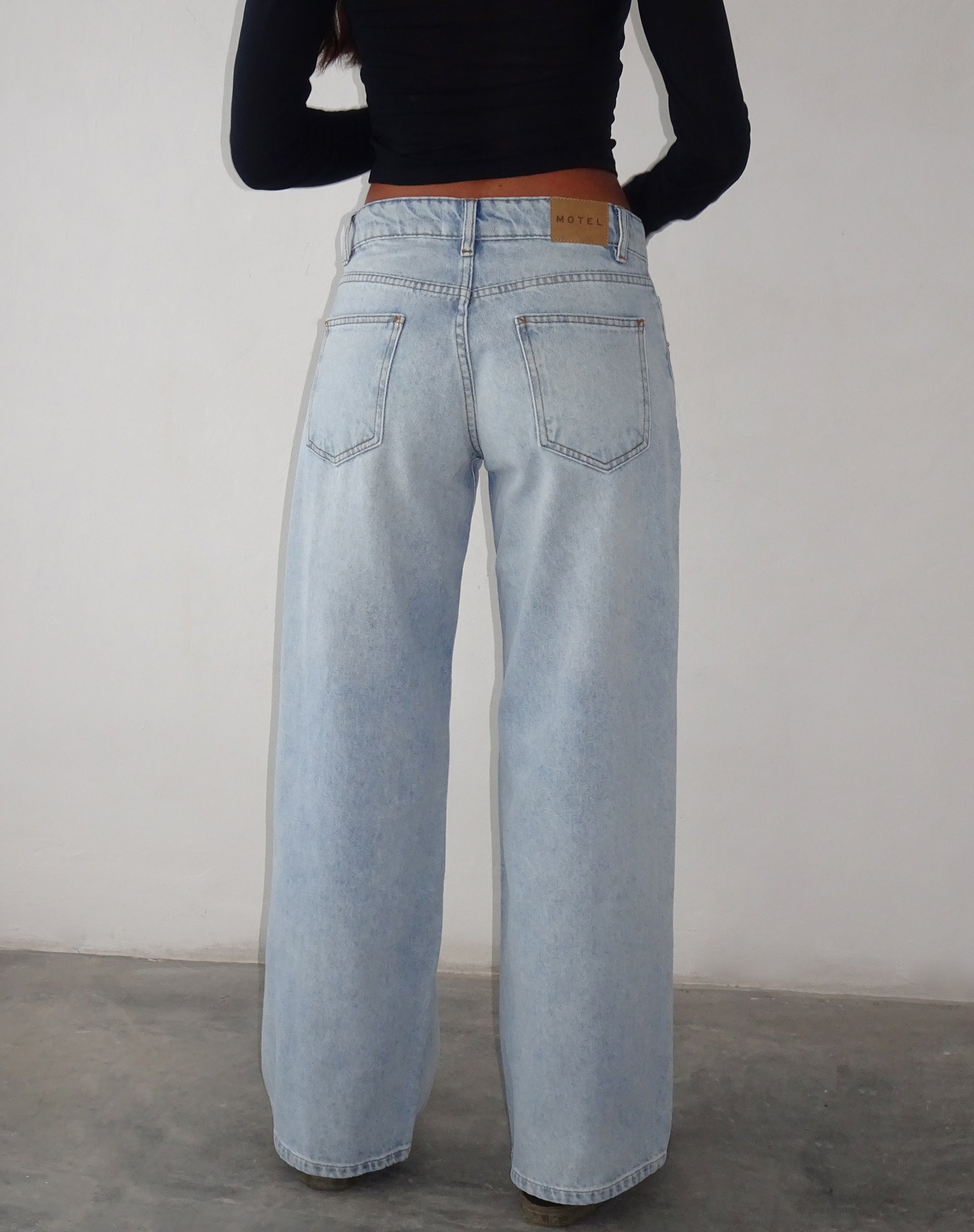 Bild von Roomy Extra Wide Low Rise Jeans in extrem hellblauer Waschung