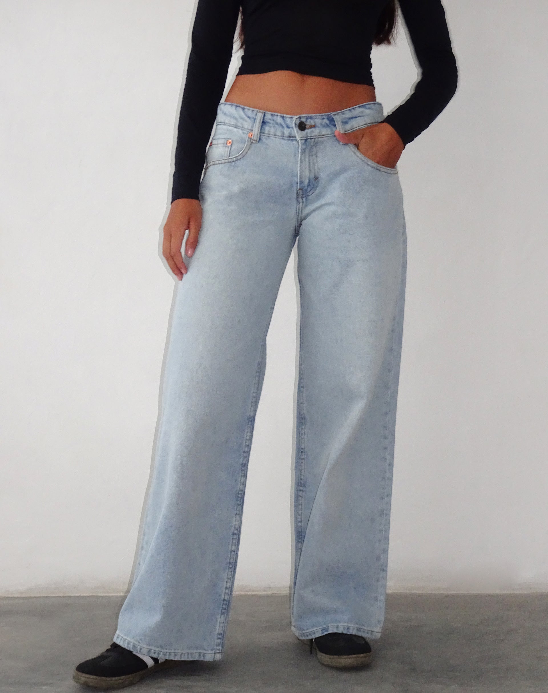 Bild von Roomy Extra Wide Low Rise Jeans in extrem hellblauer Waschung