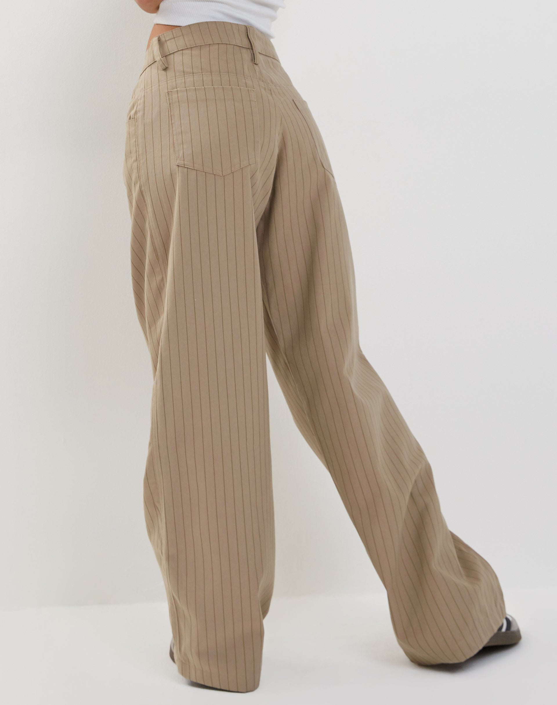 Bild der geräumigen Low Rise Extra Wide Hose in Pinstripe Stone