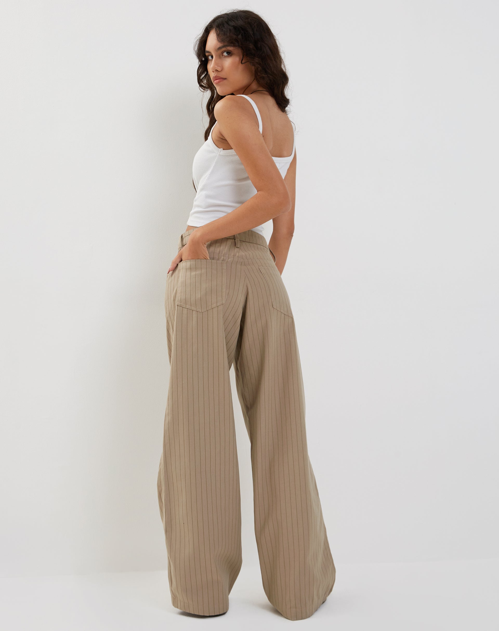 Bild der geräumigen Low Rise Extra Wide Hose in Pinstripe Stone