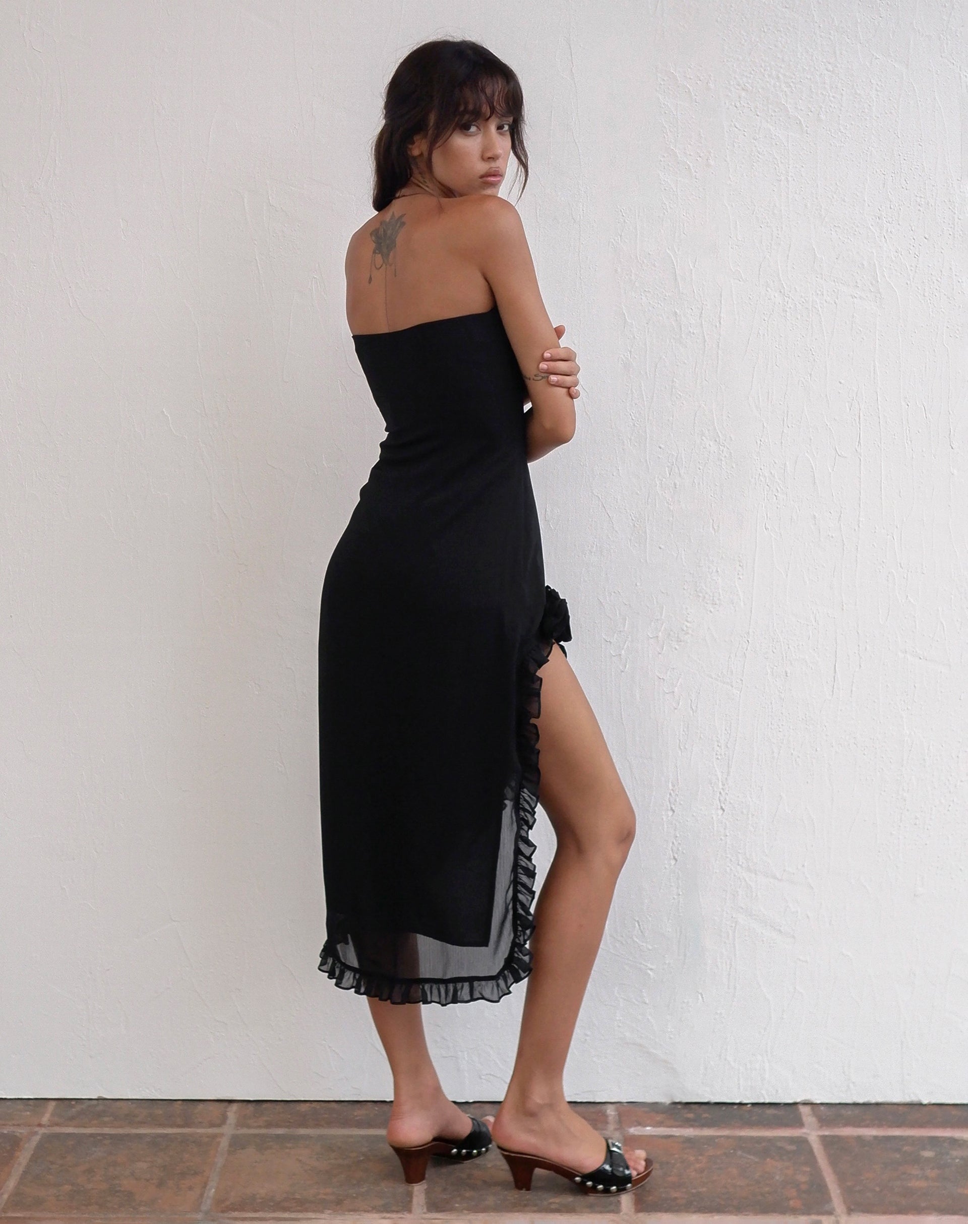 Image of Rosaya Rüschen-Rosetten-Bandeau-Midikleid aus schwarzem Chiffon