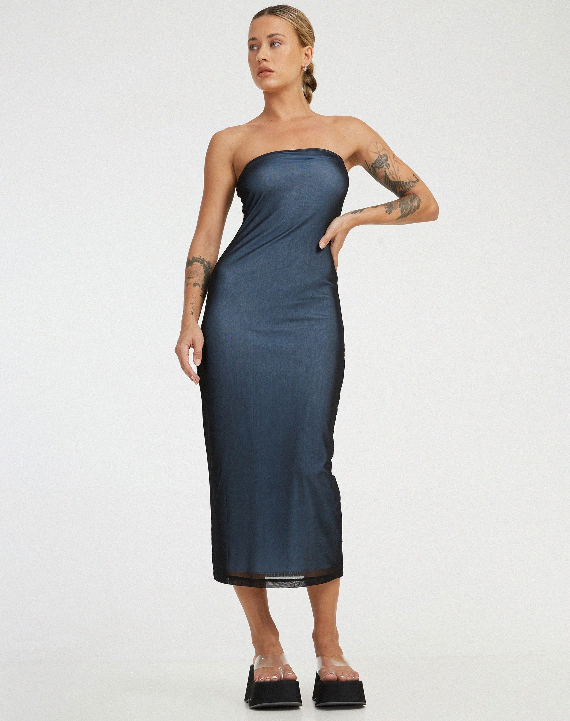 Abbildung von Rosbandi Midikleid in Schwarz mit babyblauem Futter