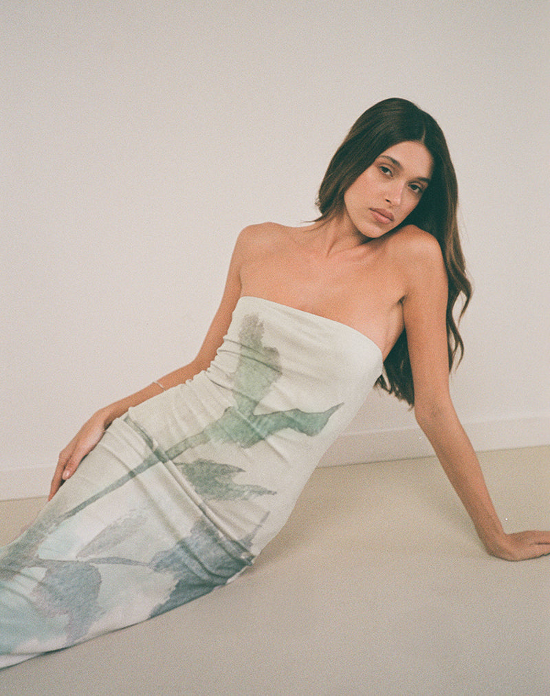 Rosbandi Bandeau-Midikleid aus abstrakter gemalter Blume in Blau