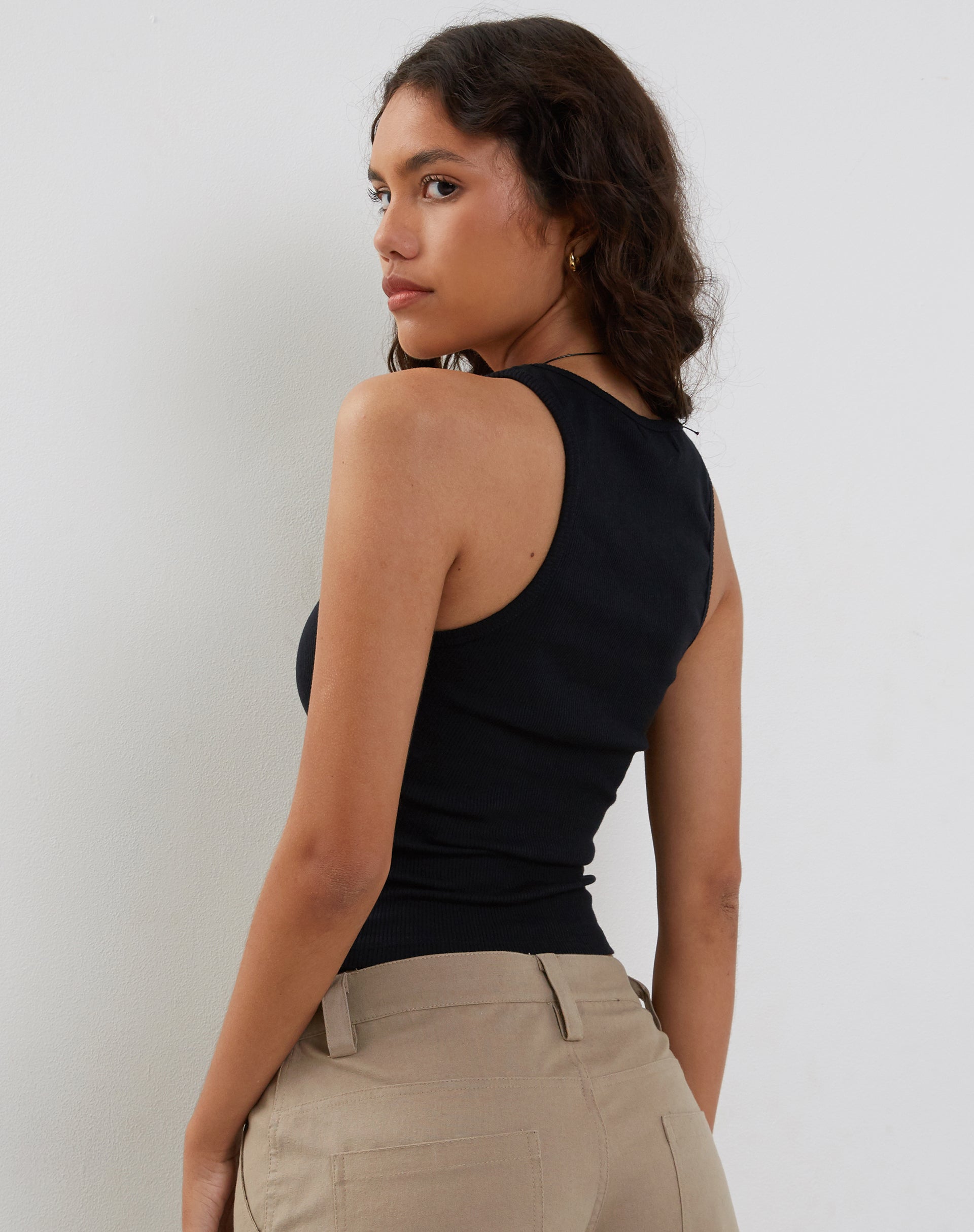Image of Roxe Gerippte Weste Top in Schwarz