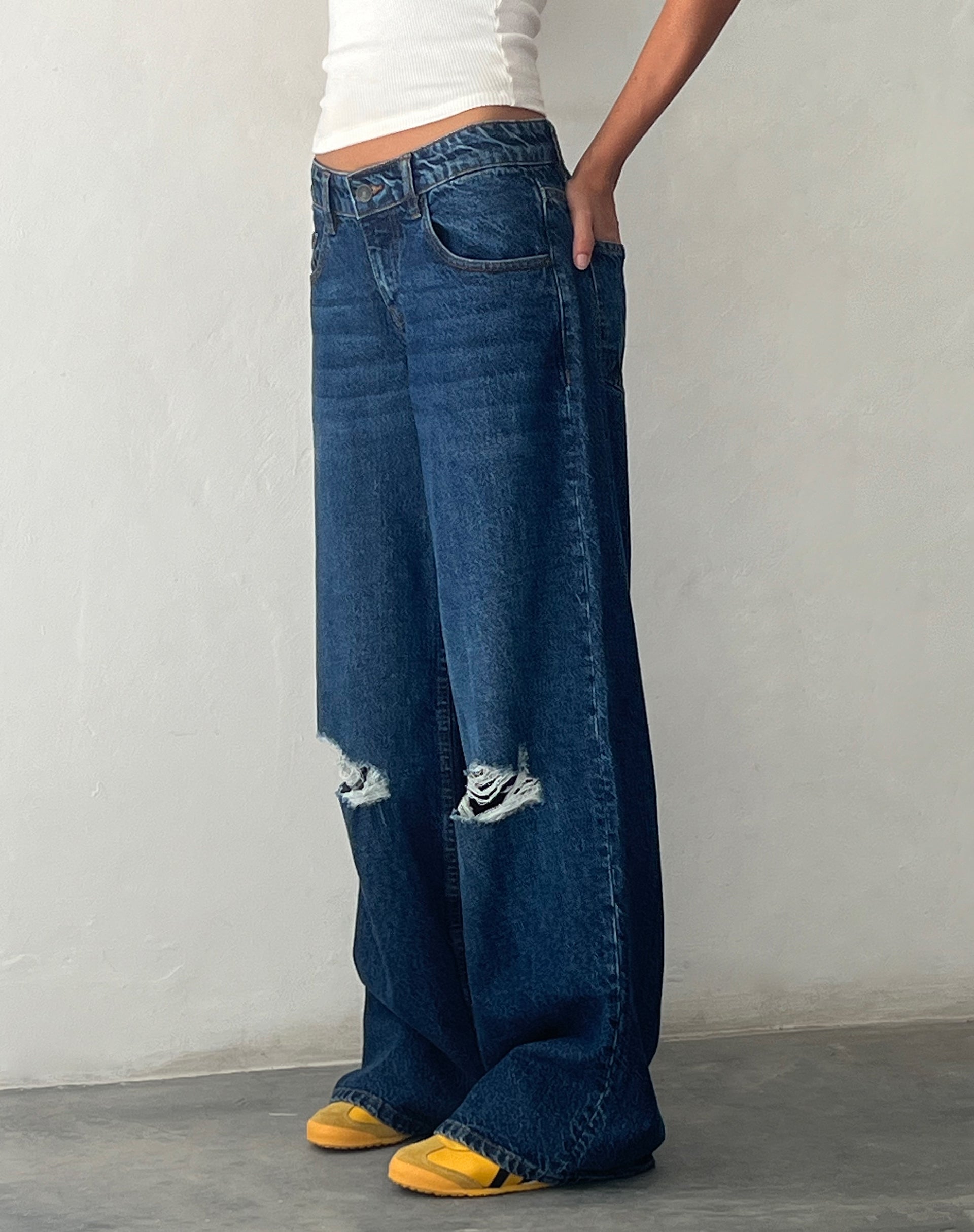 Bild von Ripped Roomy Extra Wide Low Rise Jean in Mid Blue Used