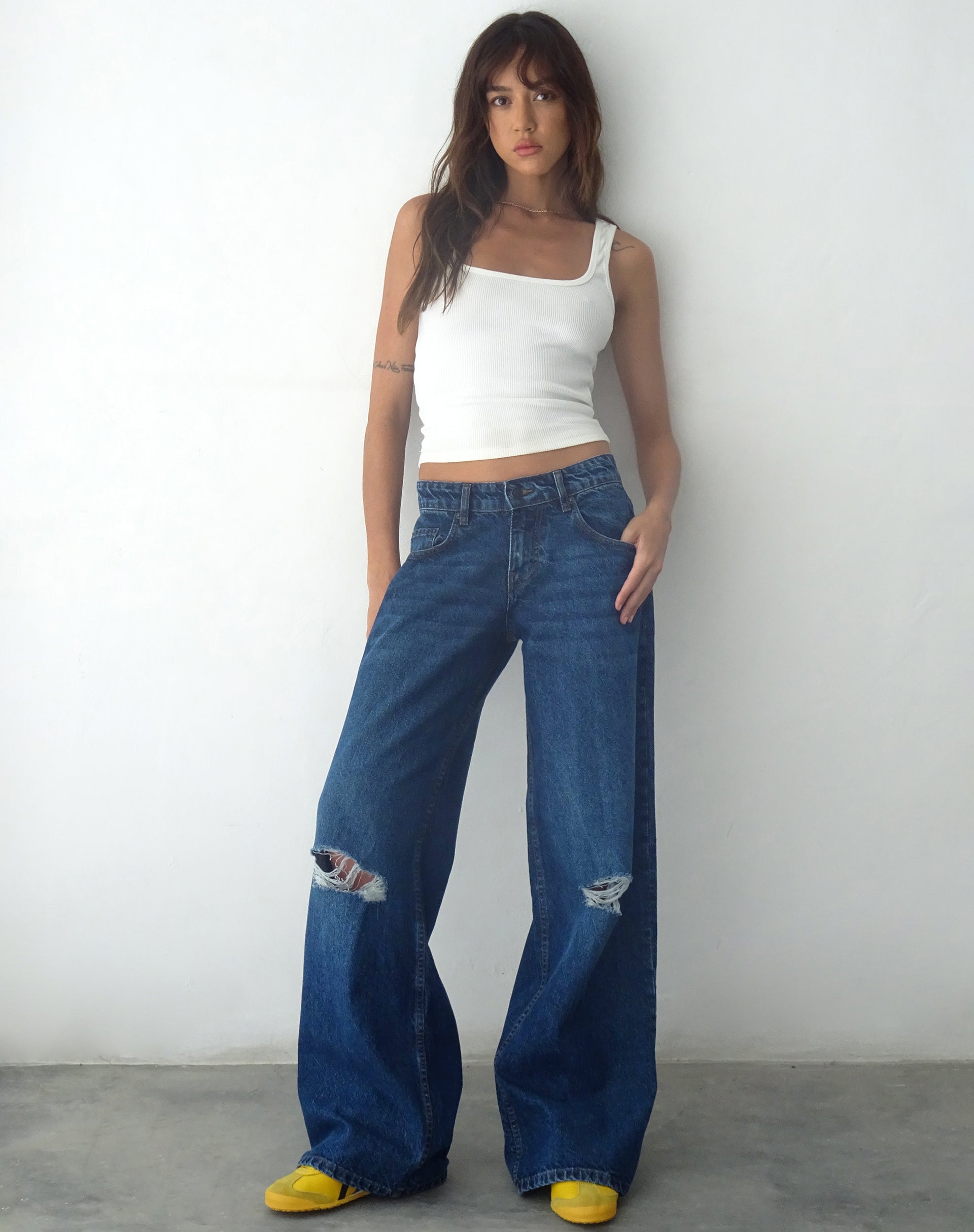 Bild von Ripped Roomy Extra Wide Low Rise Jean in Mid Blue Used