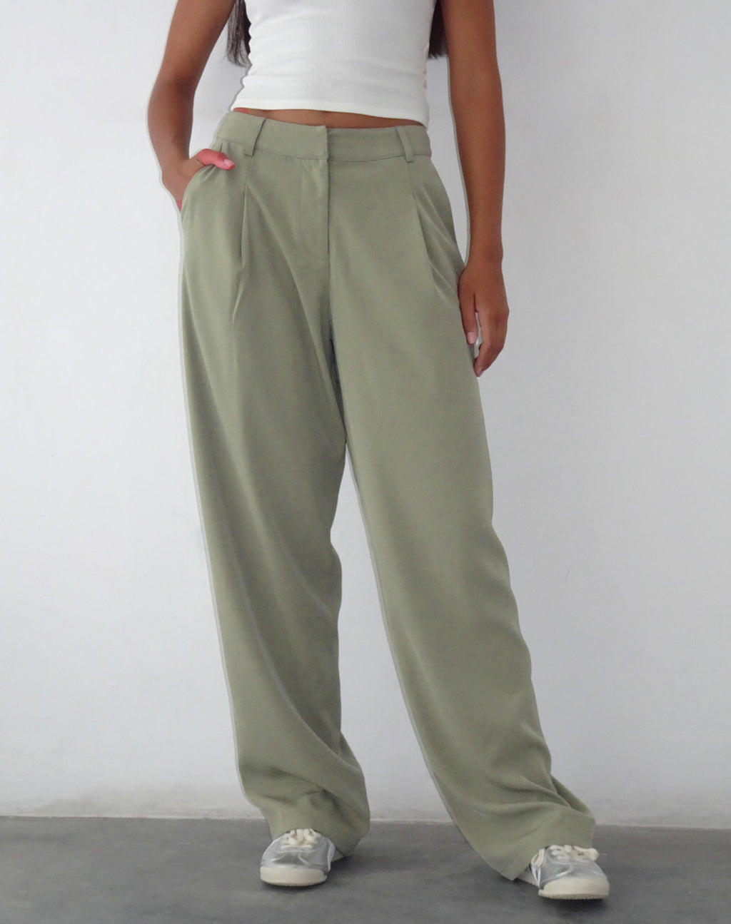 Sakaria Hose mit weitem Bein in Tailoring Stone Sage