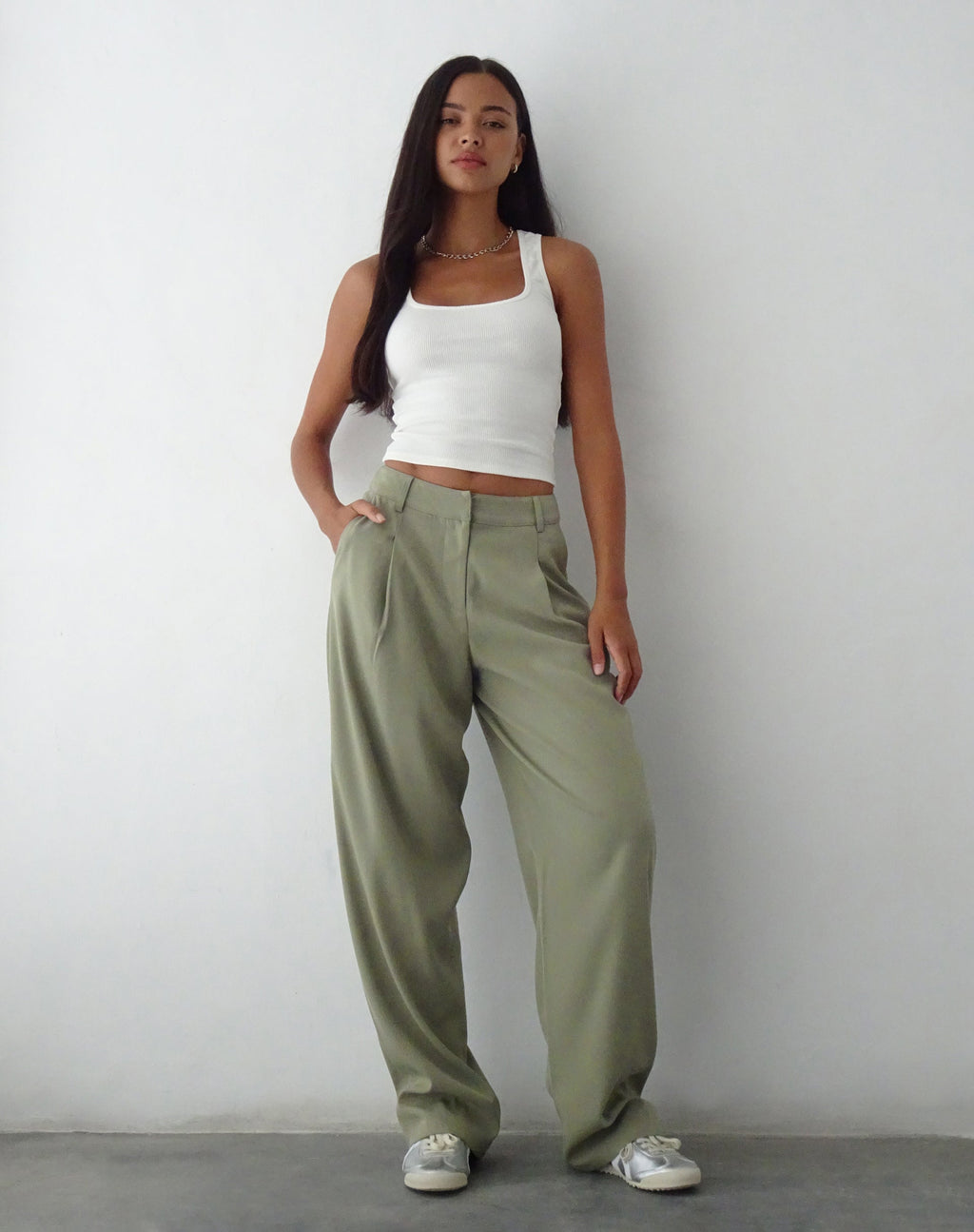 Sakaria Hose mit weitem Bein in Tailoring Stone Sage