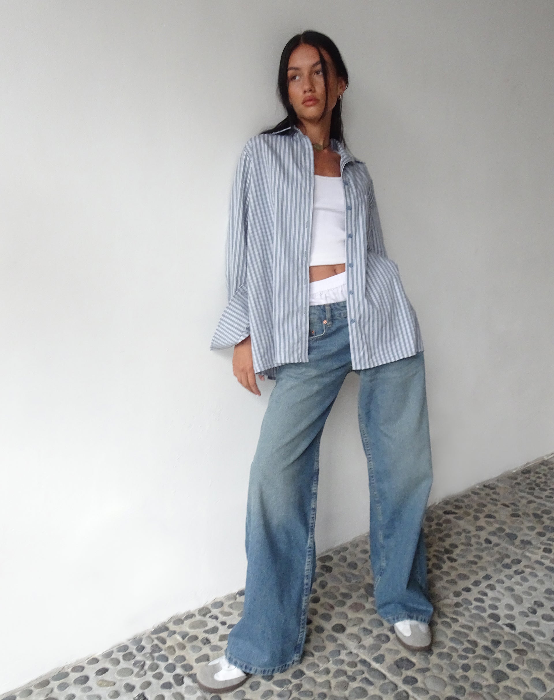 Image of MOTEL X JACQUIE Turner Hemd in Grau und Weiß gestreift mit M-Stickerei