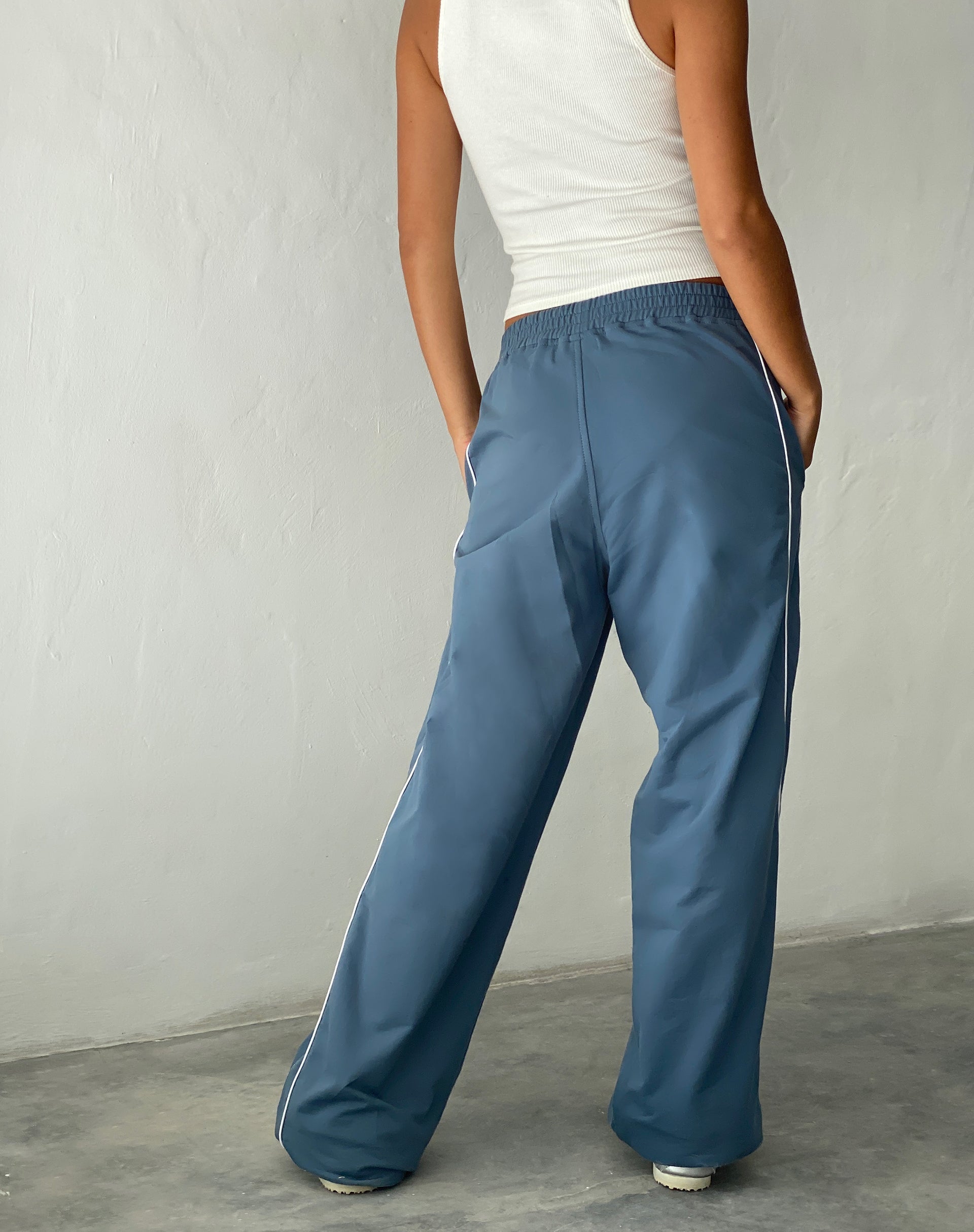 Benton Wide Leg Jogger in Blau mit 'M'-Stickerei