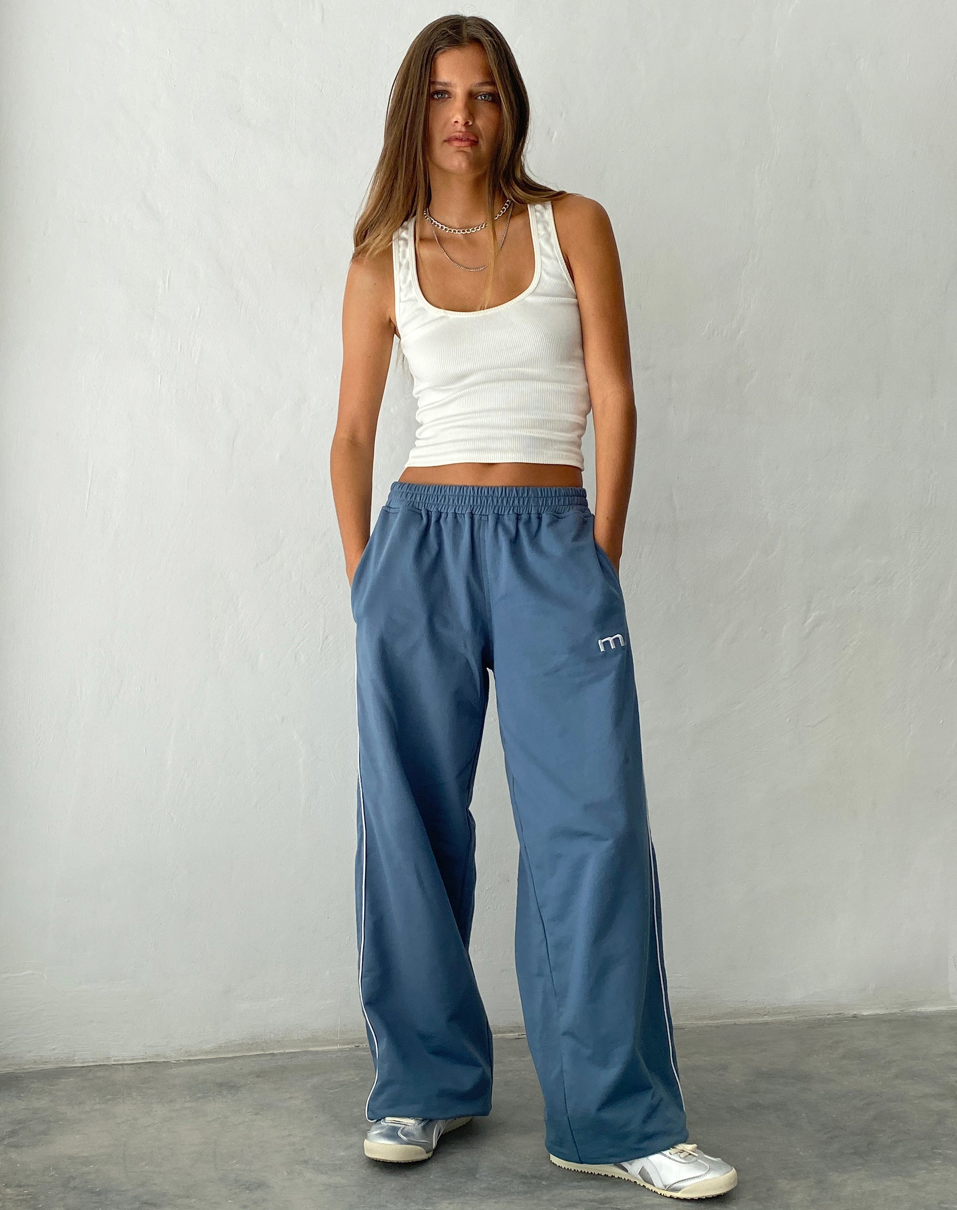 Benton Wide Leg Jogger in Blau mit 'M'-Stickerei