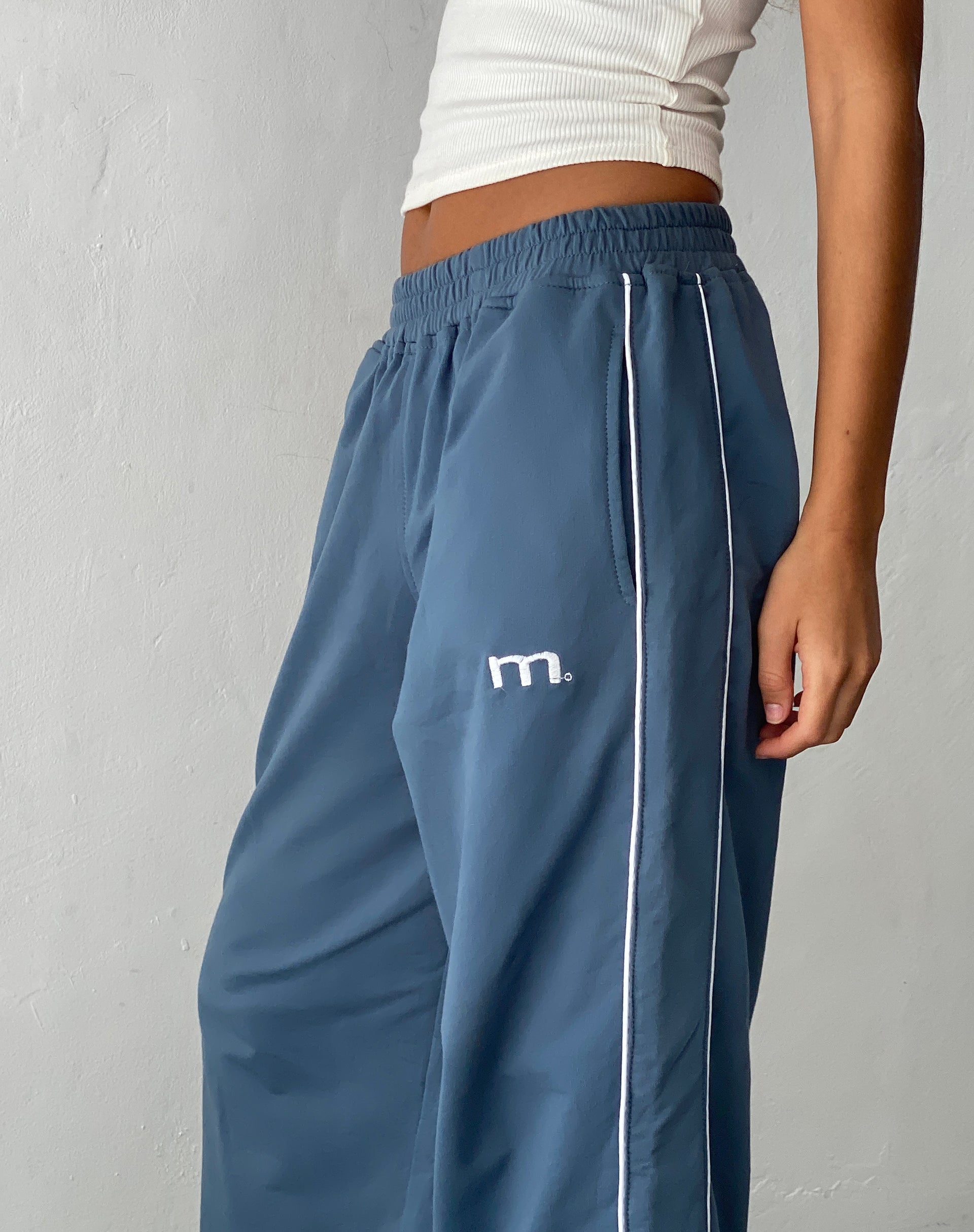 Benton Wide Leg Jogger in Blau mit 'M'-Stickerei