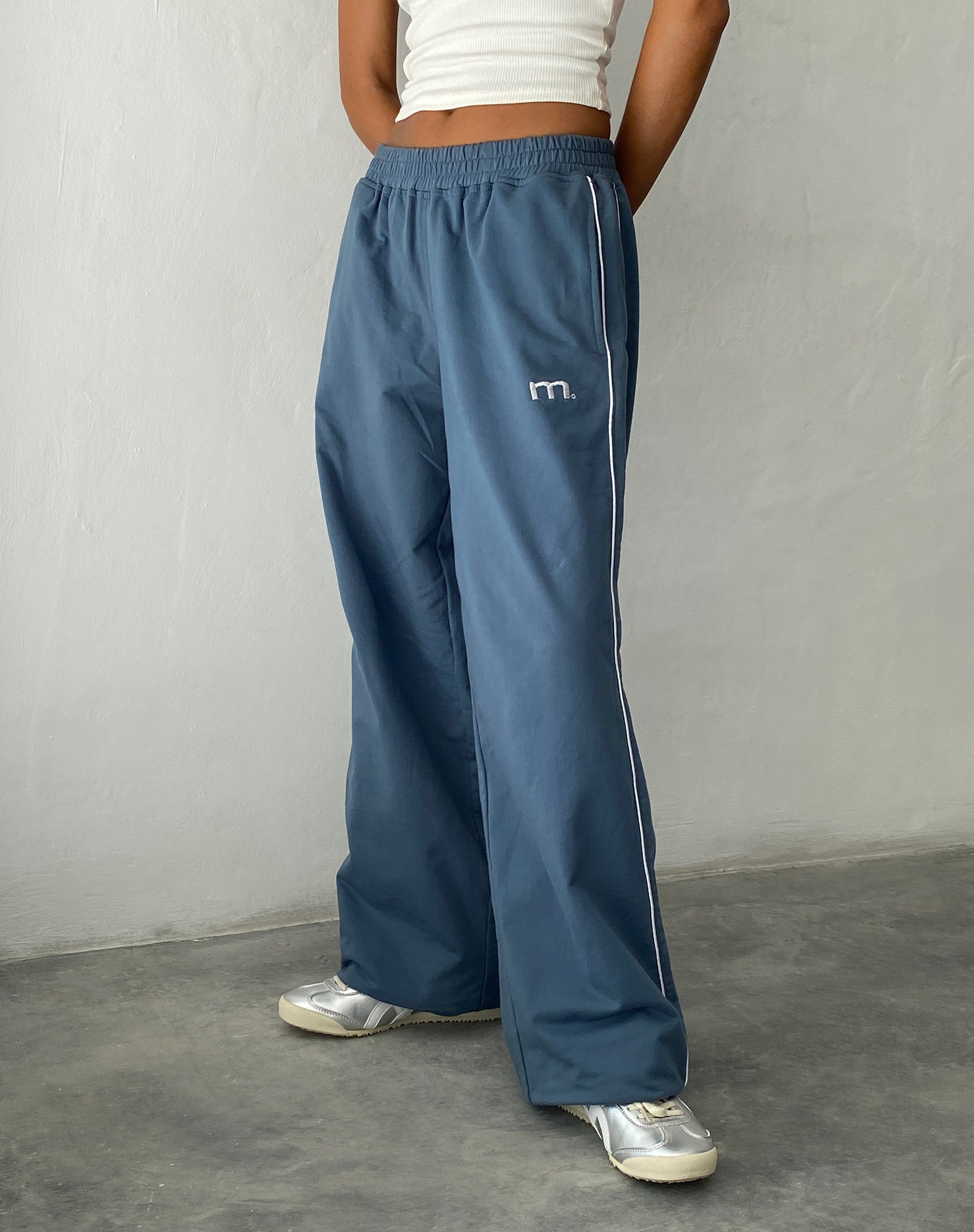 Benton Wide Leg Jogger in Blau mit 'M'-Stickerei