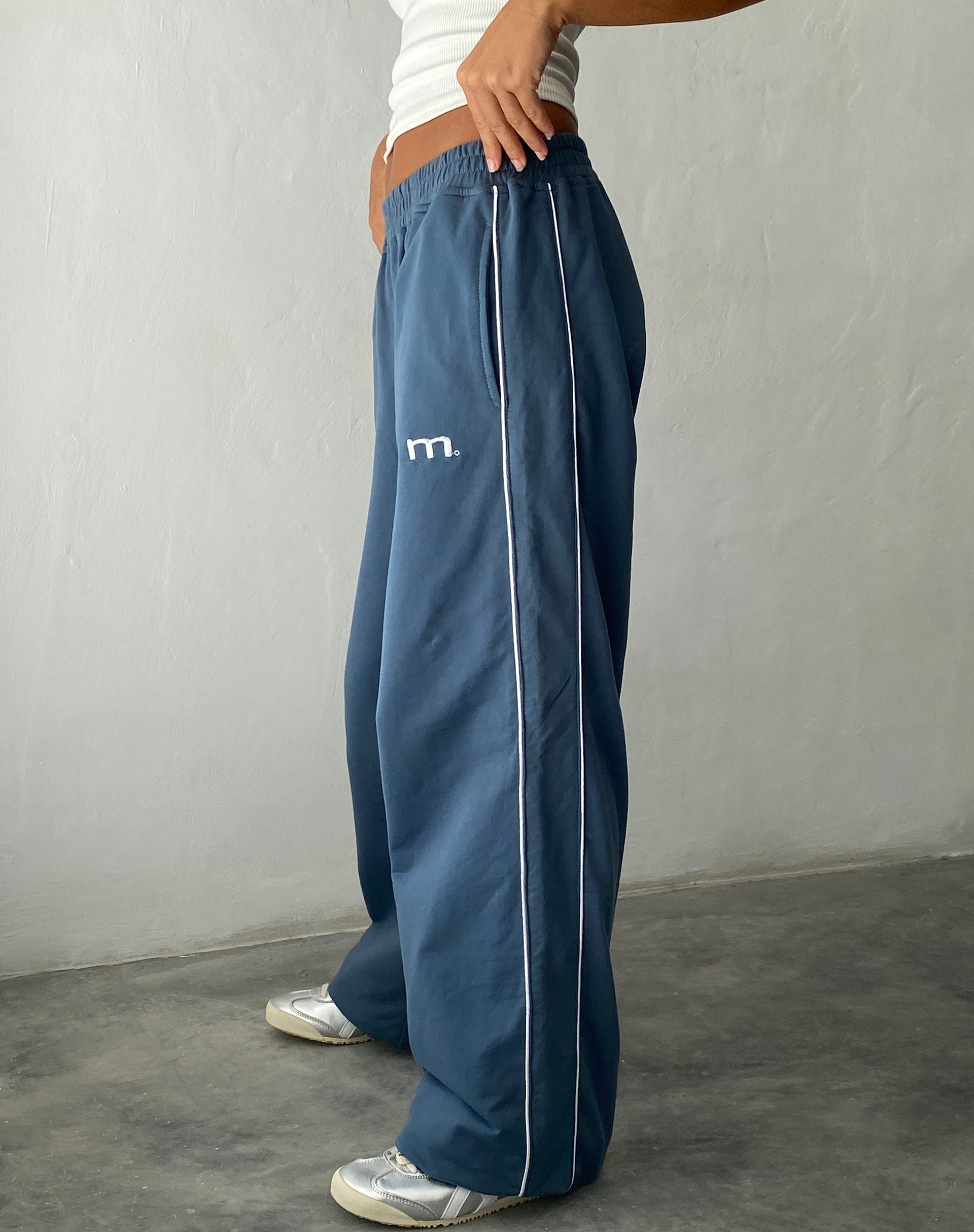 Benton Wide Leg Jogger in Blau mit 'M'-Stickerei