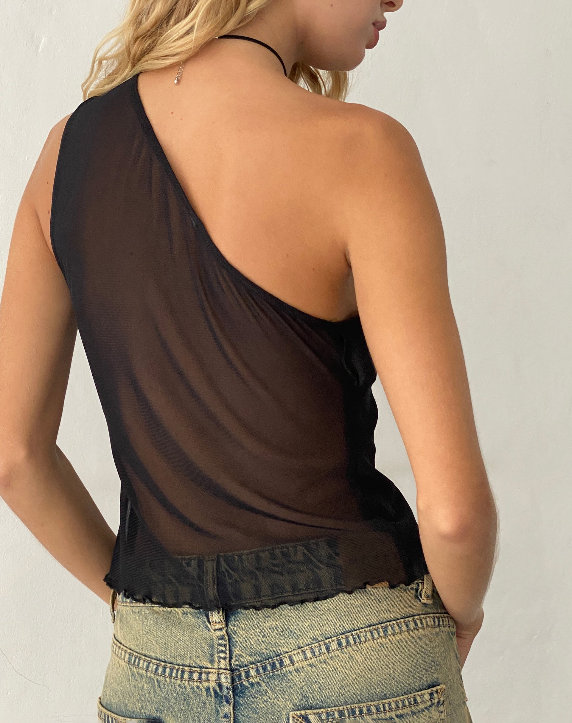 Image of Ruthie Ein-Schulter-Rüschen-Top in Schwarz