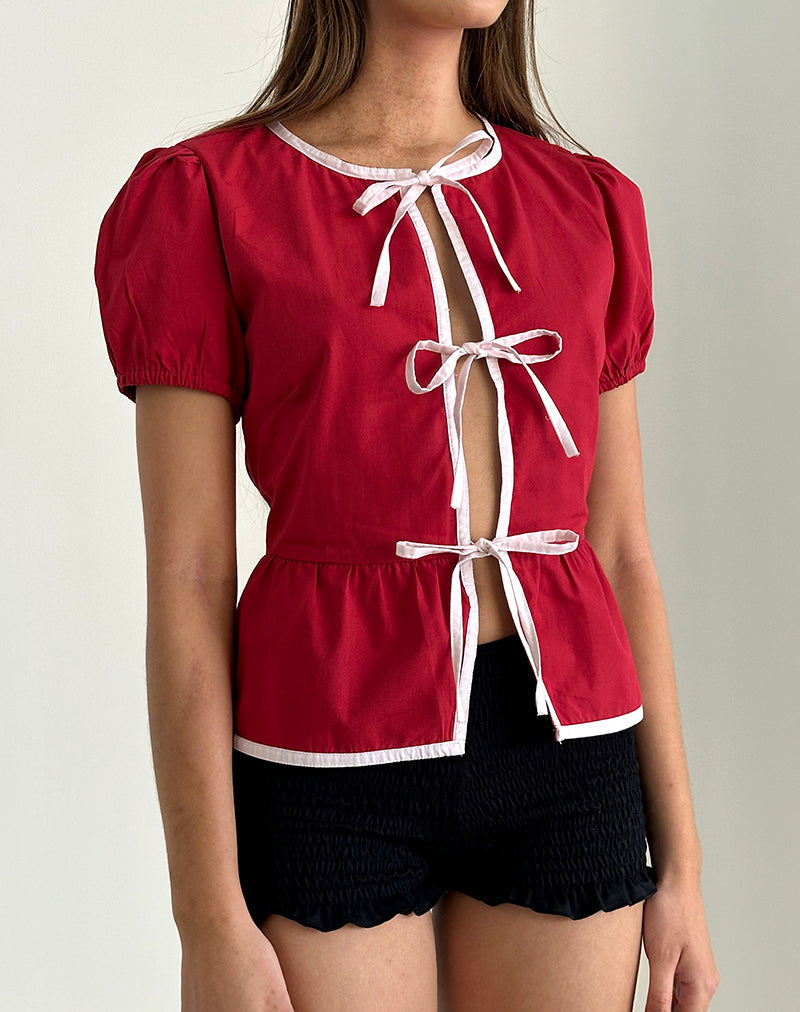 Abbildung der Ryota Tie Front Bluse in Adrenalinrot mit rosa Bindung
