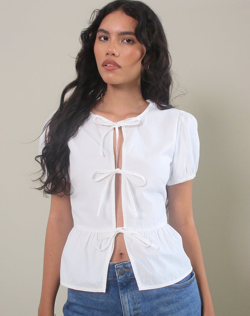 Abbildung der Ryota Tie Front Bluse in Weiß mit weißem Einband