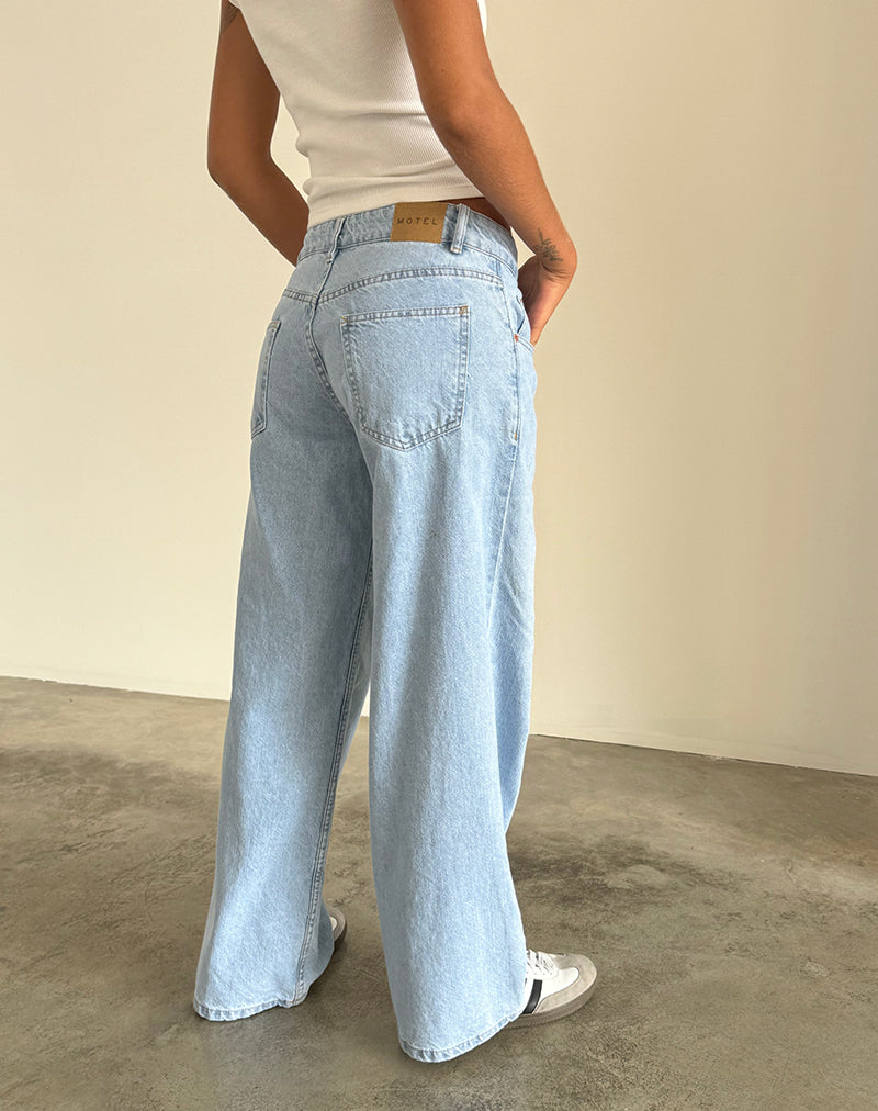 Bild von Roomy Extra Wide Low Rise Jeans in Light Wash Blue
