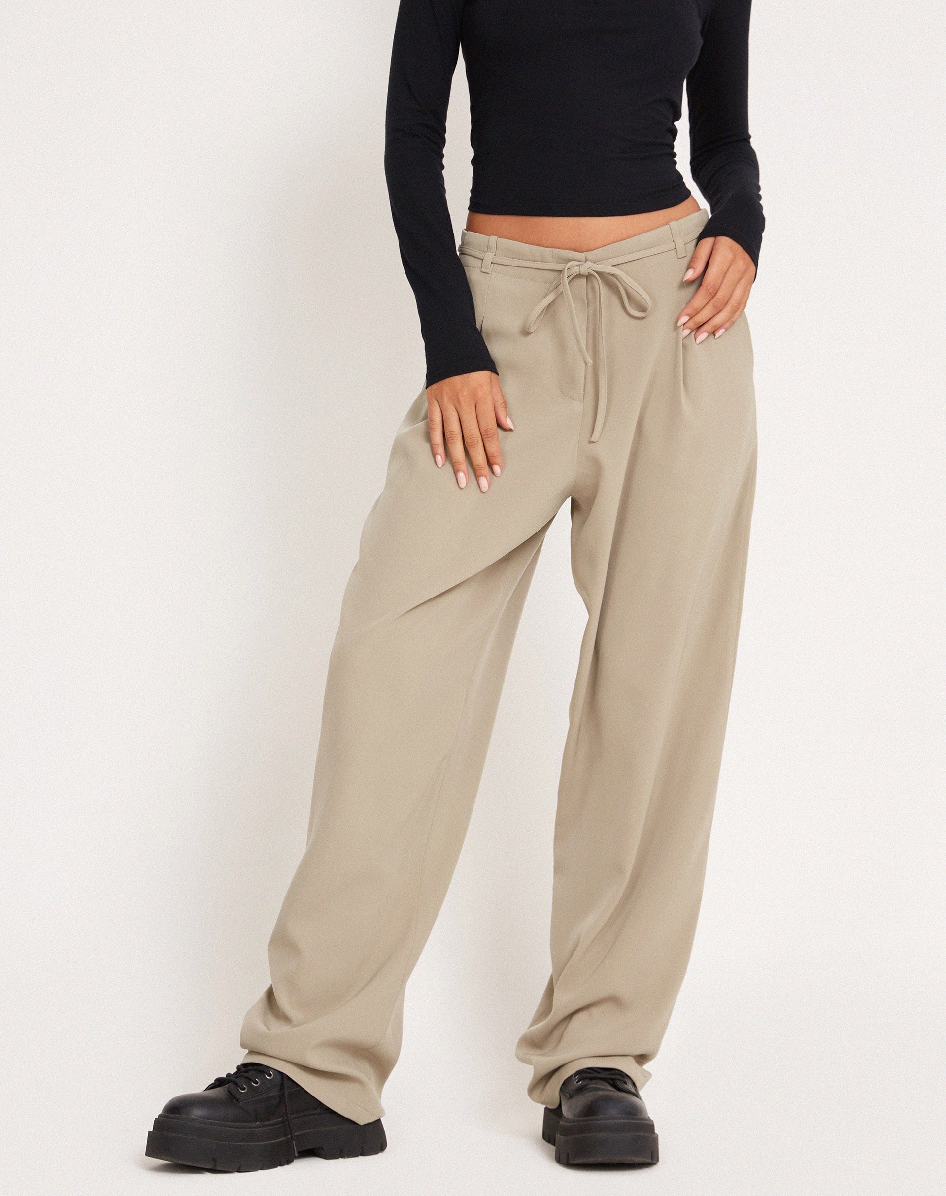 Abbildung der Sabria-Hose in Tailoring Taupe