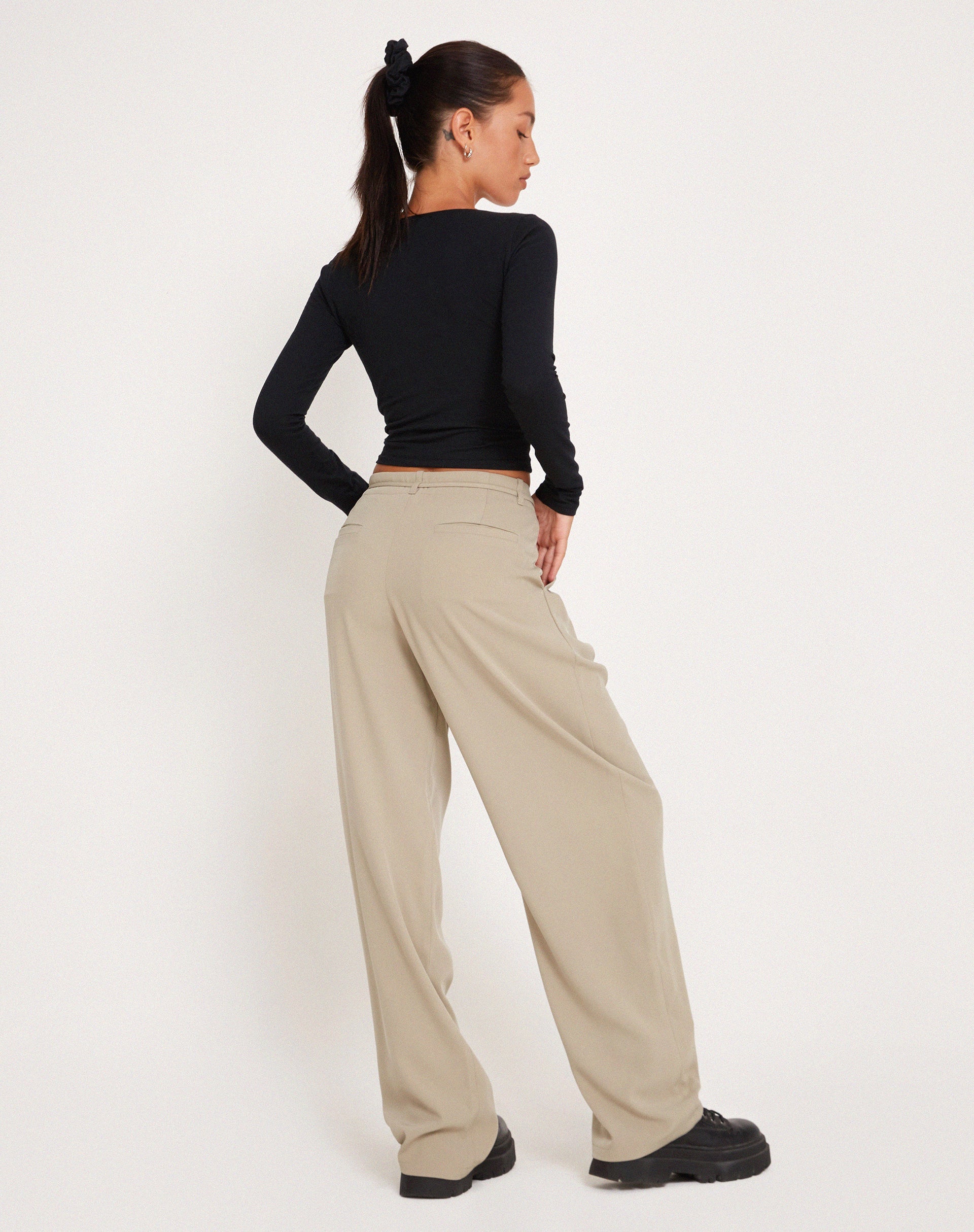 Abbildung der Sabria-Hose in Tailoring Taupe