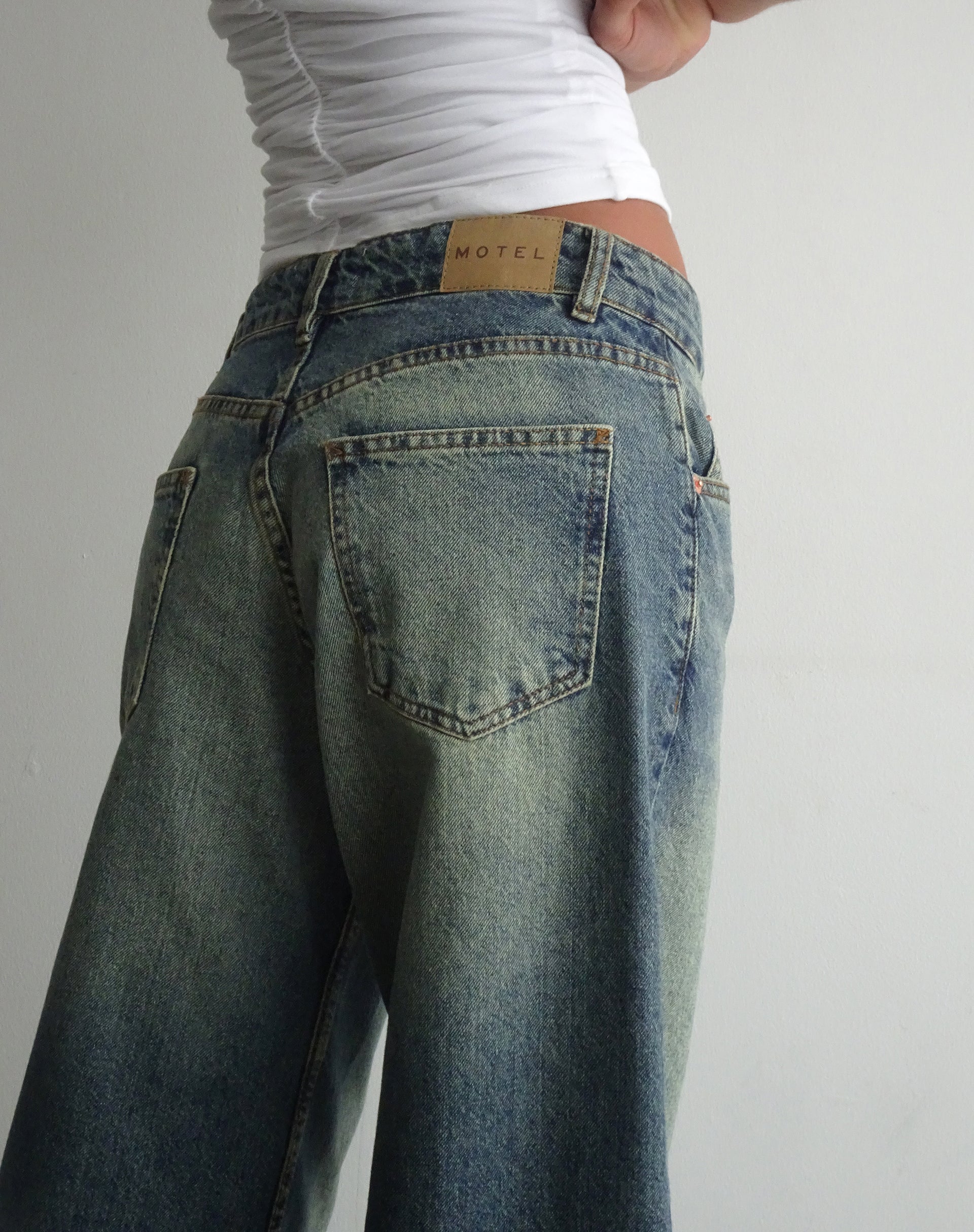 Bild von Roomy Extra Wide Low Rise Jeans in Extreme Blue Green
