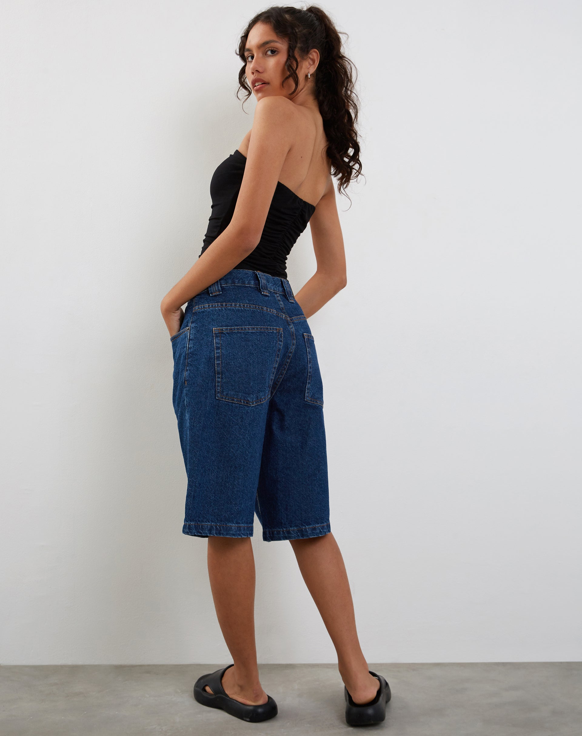 Image of Sajna Gerafftes Bandeau-Top in Schwarz