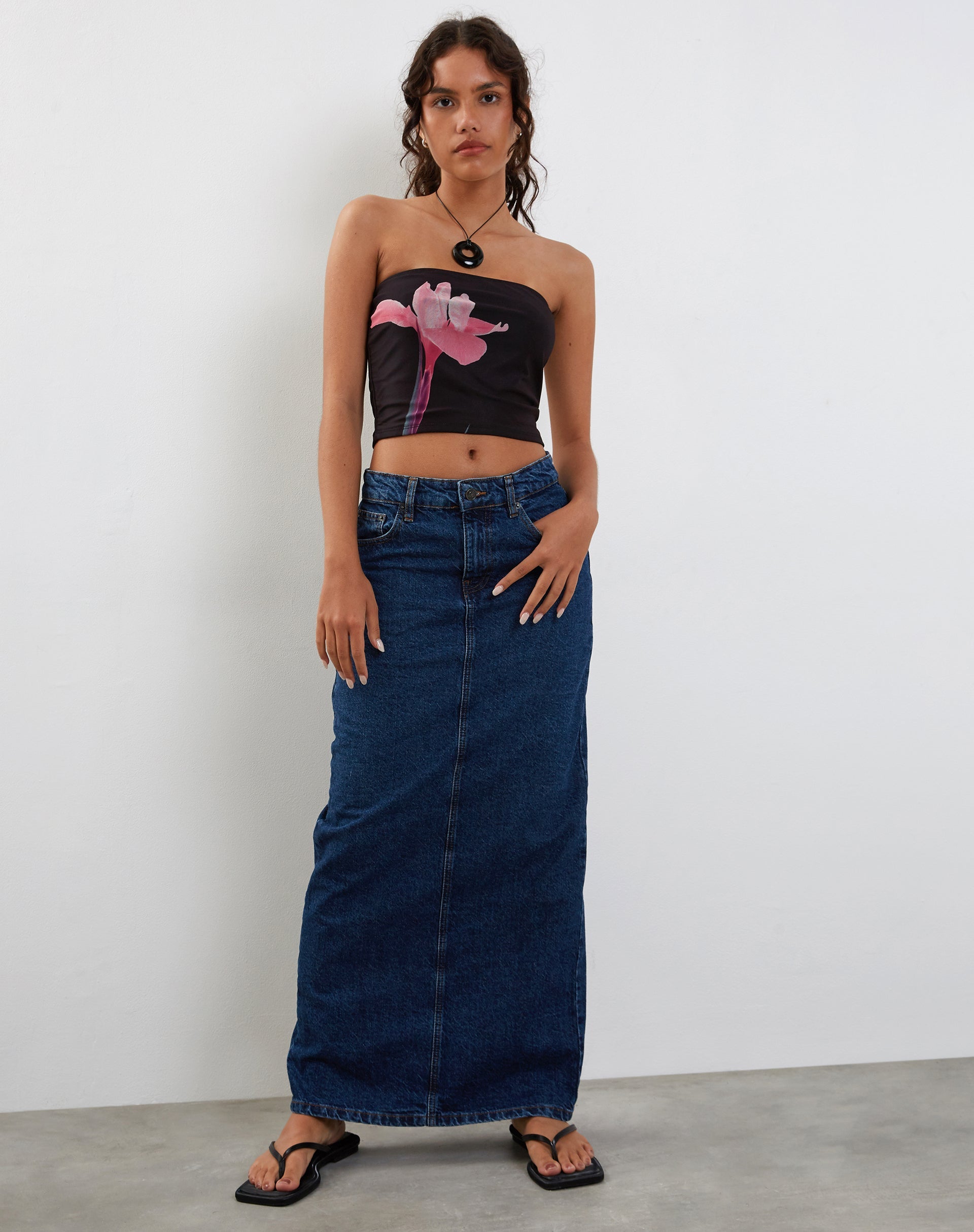 Image of Shae Bandeau Top in Schwarz mit pinker Blumenapplikation