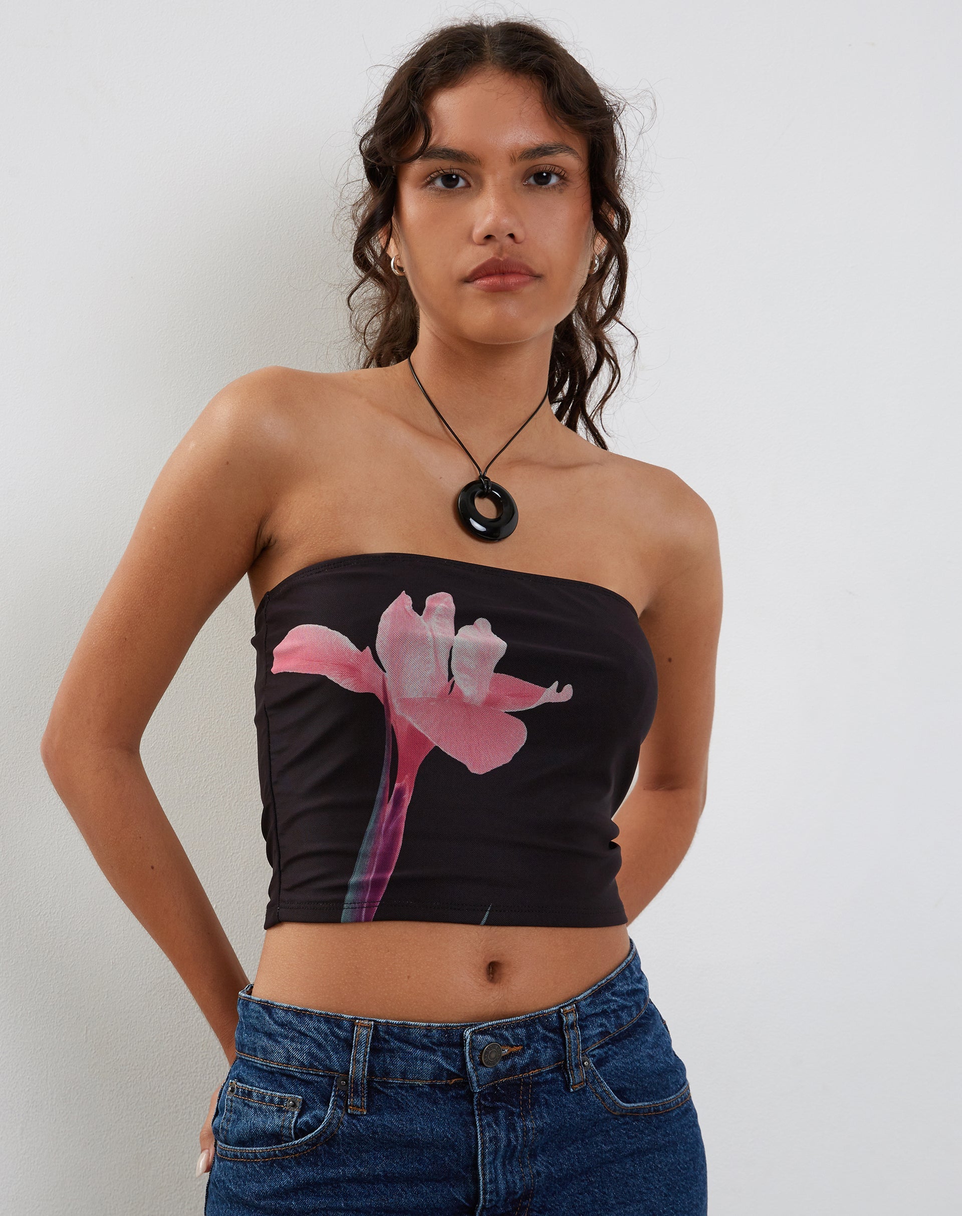 Image of Shae Bandeau Top in Schwarz mit pinker Blumenapplikation