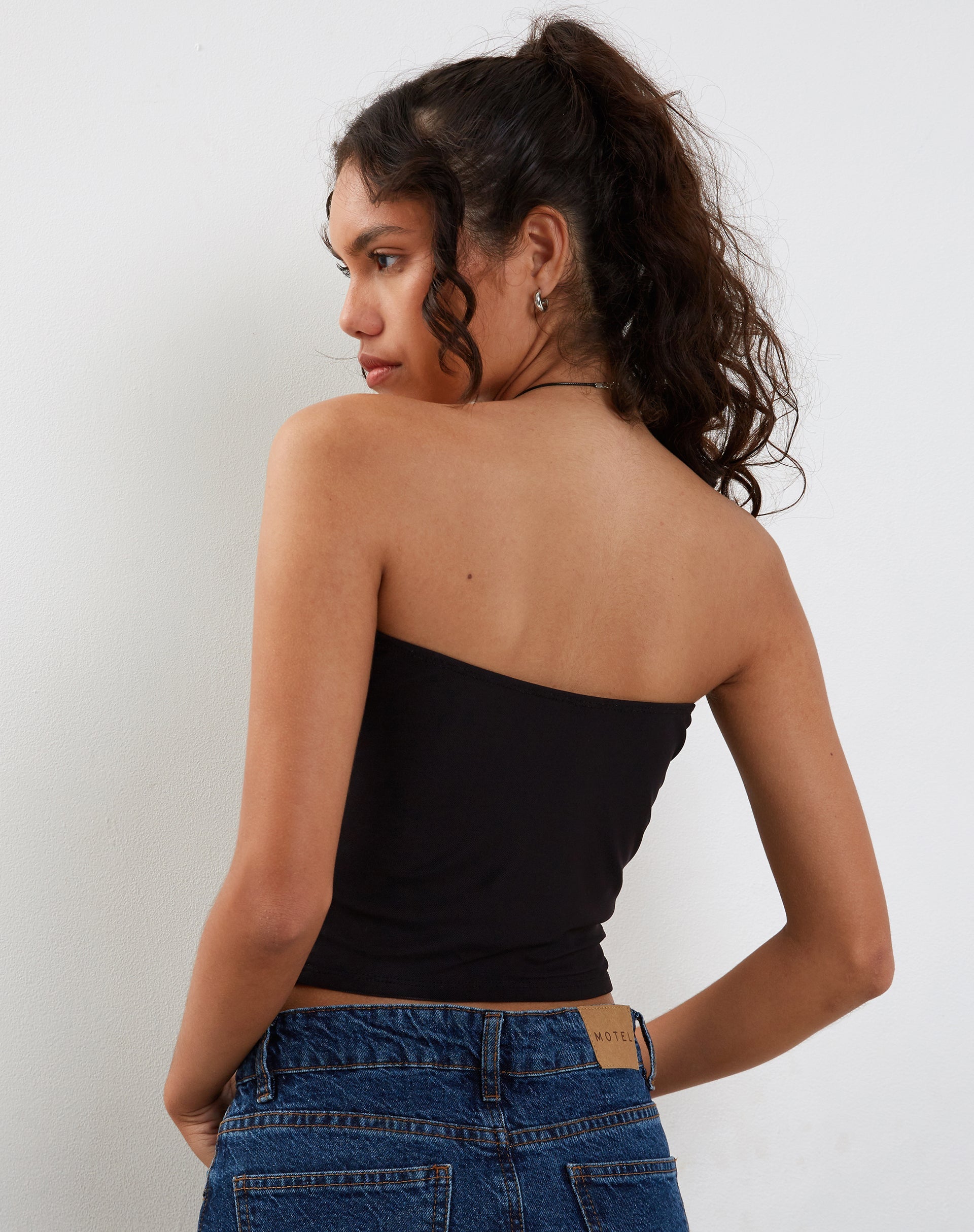 Image of Shae Bandeau Top in Schwarz mit pinker Blumenapplikation