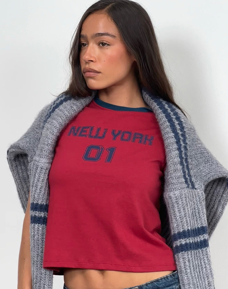 Bild von Sakha Boxy Top in Adrenalin Rot mit blauem New York Druck