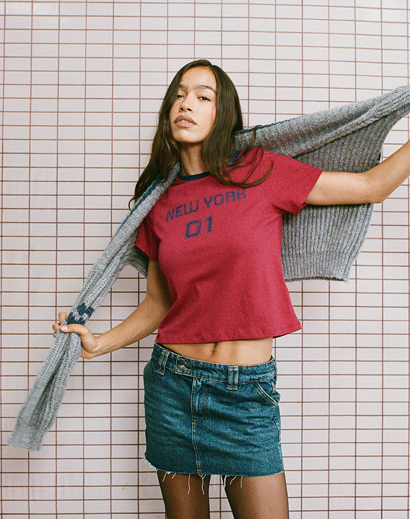 Bild von Sakha Boxy Top in Adrenalin Rot mit blauem New York Druck