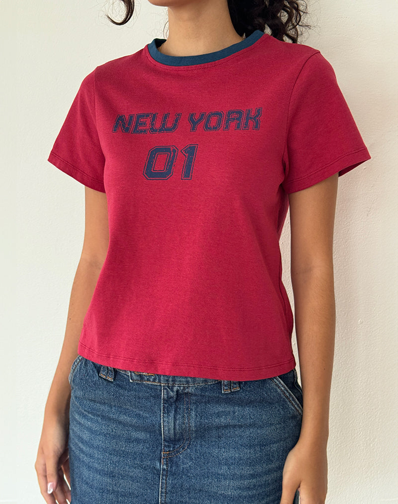 Bild von Sakha Boxy Top in Adrenalin Rot mit blauem New York Druck
