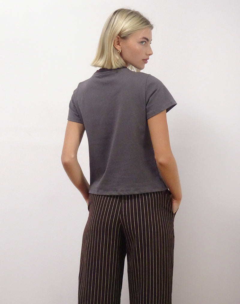 Image of Sakha Boxy Tee in Dunkelgrau mit London-Print und brauner Bindung