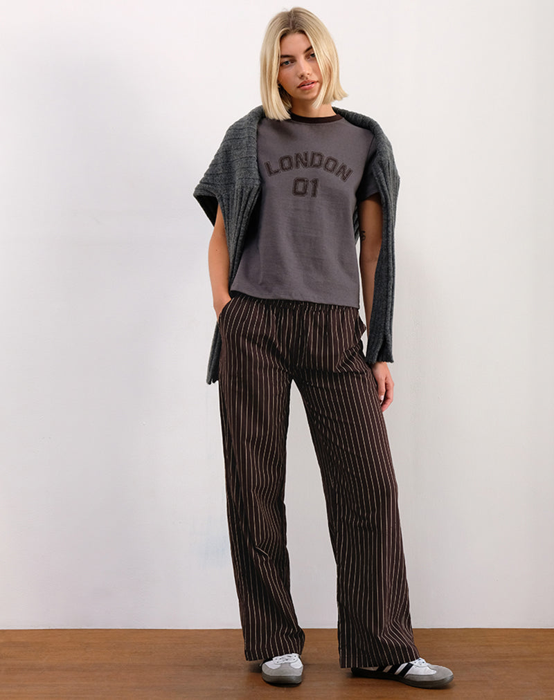 Image of Sakha Boxy Tee in Dunkelgrau mit London-Print und brauner Bindung