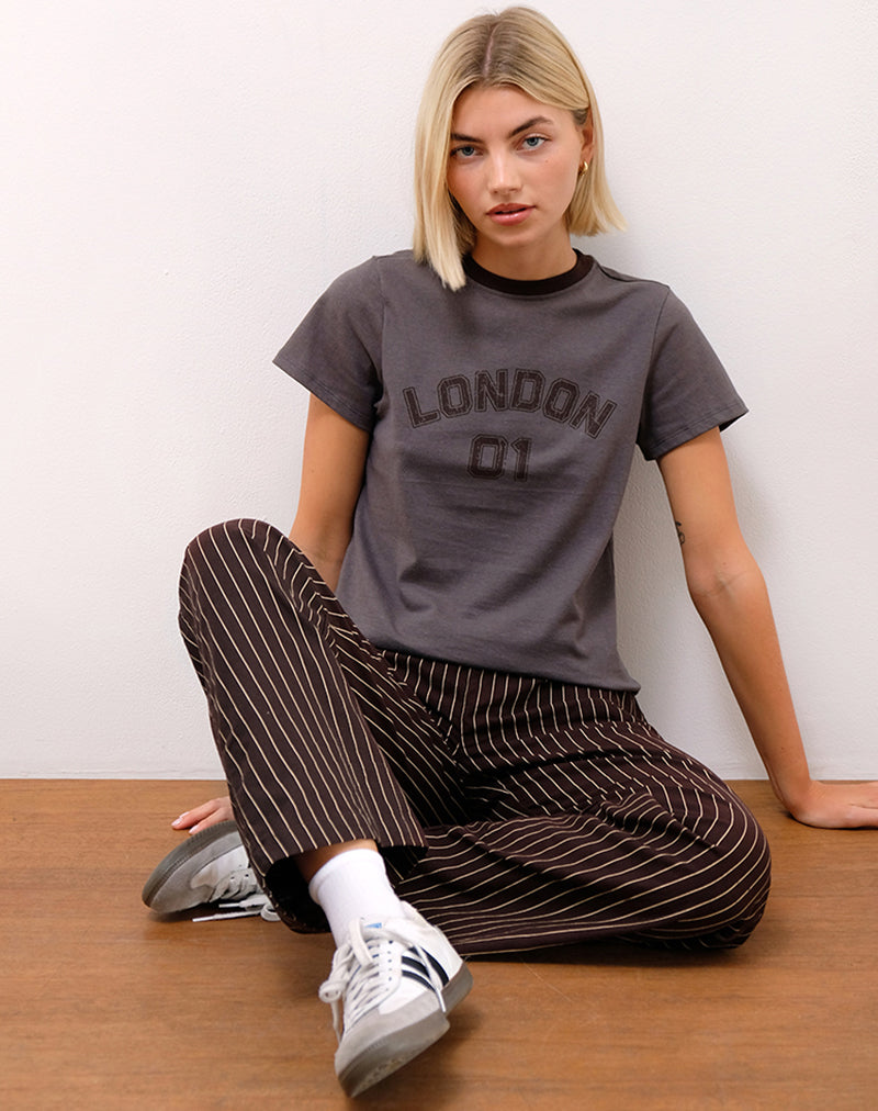 Image of Sakha Boxy Tee in Dunkelgrau mit London-Print und brauner Bindung
