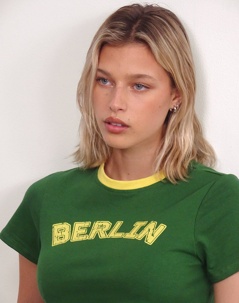 Image of Sakha Boxy Top in Ulmengrün mit gelbem Einband und Berlin Emb