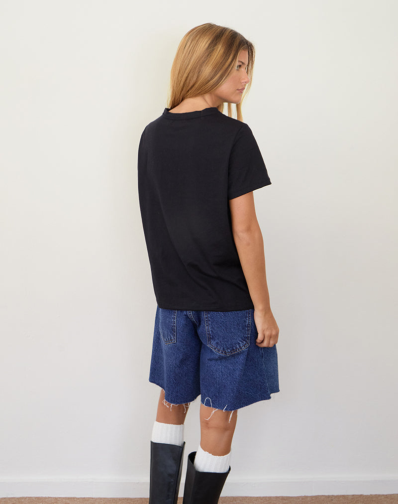 Image of Saki Tee in Schwarz mit Abzeichen Grafik
