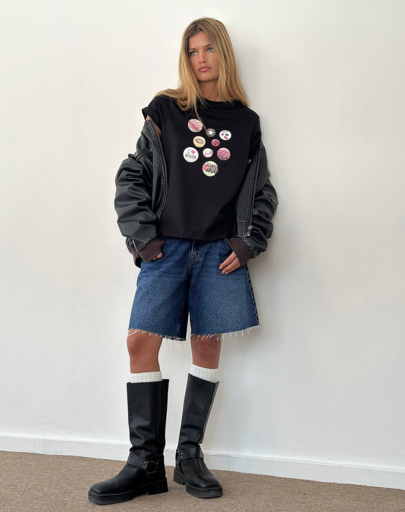 Image of Saki Tee in Schwarz mit Abzeichen Grafik